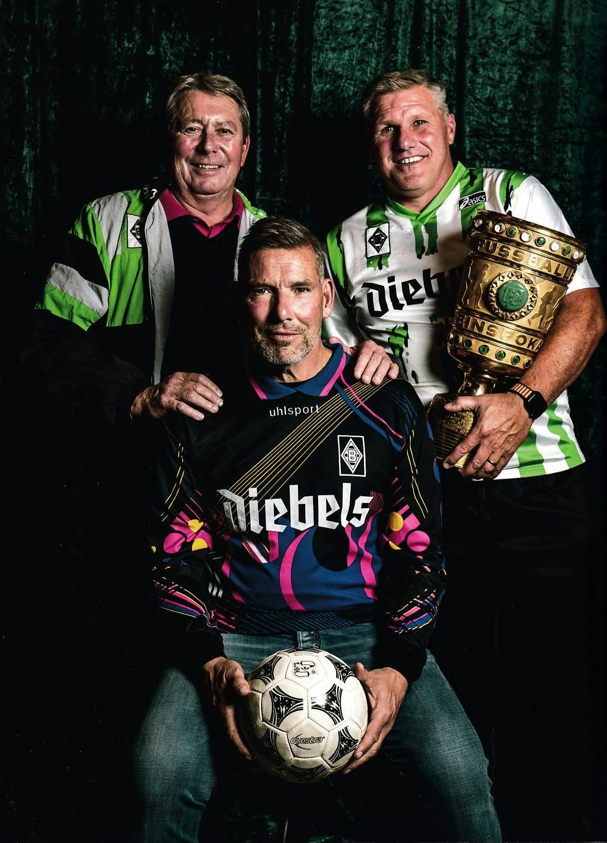 Bernd Krauss, Uwe Kamps und Michael Klinkert mit dem DFB-Pokal.