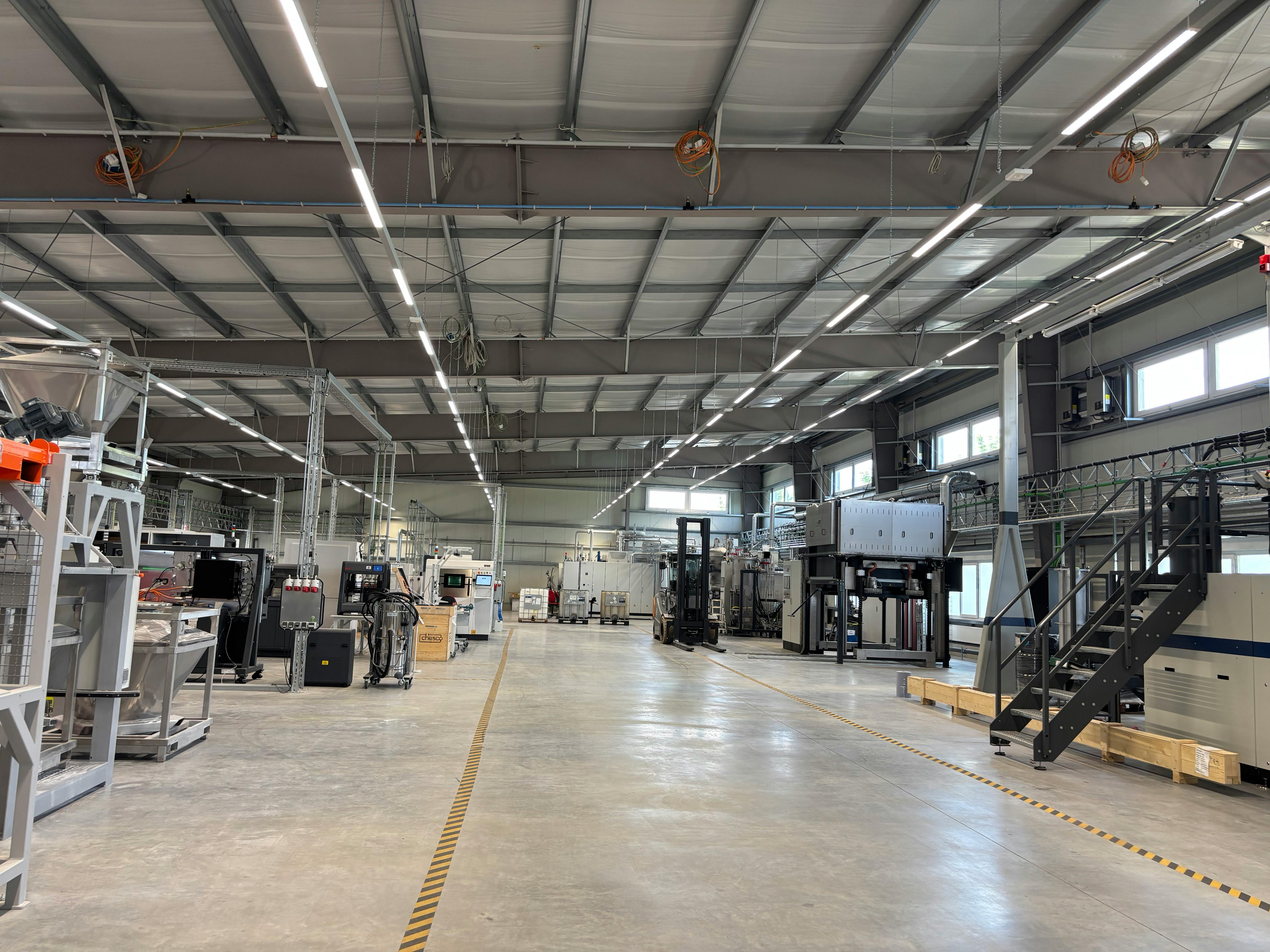 CHESCOS HANGAR | In dieser Halle in Cottbus-Dissenchen soll der Traum von der Flugzeugforschung für die Lausitz wahr werden. Das Center for Hybrid Electric Systems Cottbus (Chesco) ging vor zwei Jahren an der BTU Cottbus-Senftenberg an den Start. Noch ist wenig los in dem 240 Millionen Euro teuren Prestigeprojekt. Nun soll es richtig losgehen. Bei der Internationalen Luft- und Raumfahrtausstellung in Berlin hatte Chesco in der vergangenen Woche einen großen Auftritt als „Innovationslabor und Traditionsschmiede“, wie Brandenburgs Wissenschaftsministerin Manja Schüle (SPD) sagte. Foto: NL