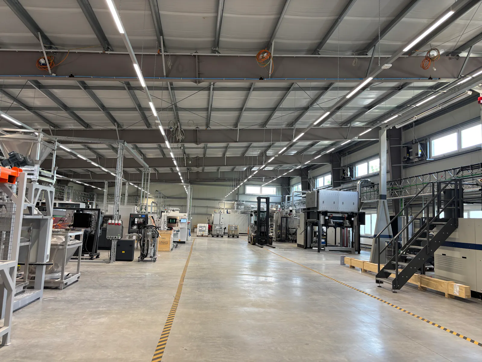 CHESCOS HANGAR | In dieser Halle in Cottbus-Dissenchen soll der Traum von der Flugzeugforschung für die Lausitz wahr werden. Das Center for Hybrid Electric Systems Cottbus (Chesco) ging vor zwei Jahren an der BTU Cottbus-Senftenberg an den Start. Noch ist wenig los in dem 240 Millionen Euro teuren Prestigeprojekt. Nun soll es richtig losgehen. Bei der Internationalen Luft- und Raumfahrtausstellung in Berlin hatte Chesco in der vergangenen Woche einen großen Auftritt als „Innovationslabor und Traditionsschmiede“, wie Brandenburgs Wissenschaftsministerin Manja Schüle (SPD) sagte. Foto: NL