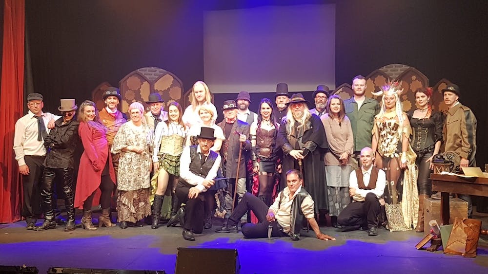 Die Caamora Theatre Company mit Clive Nolan auf der Bühne des Playhouse in Cheltenham, aufgenommen 2019 von Christine Piontek.