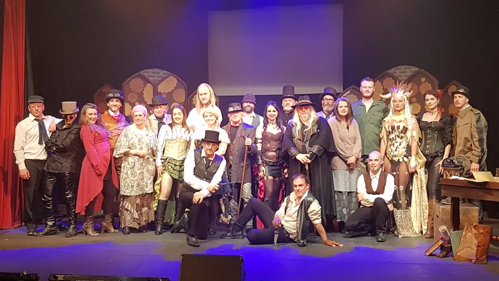 Die Caamora Theatre Company mit Clive Nolan auf der Bühne des Playhouse in Cheltenham, aufgenommen 2019 von Christine Piontek.