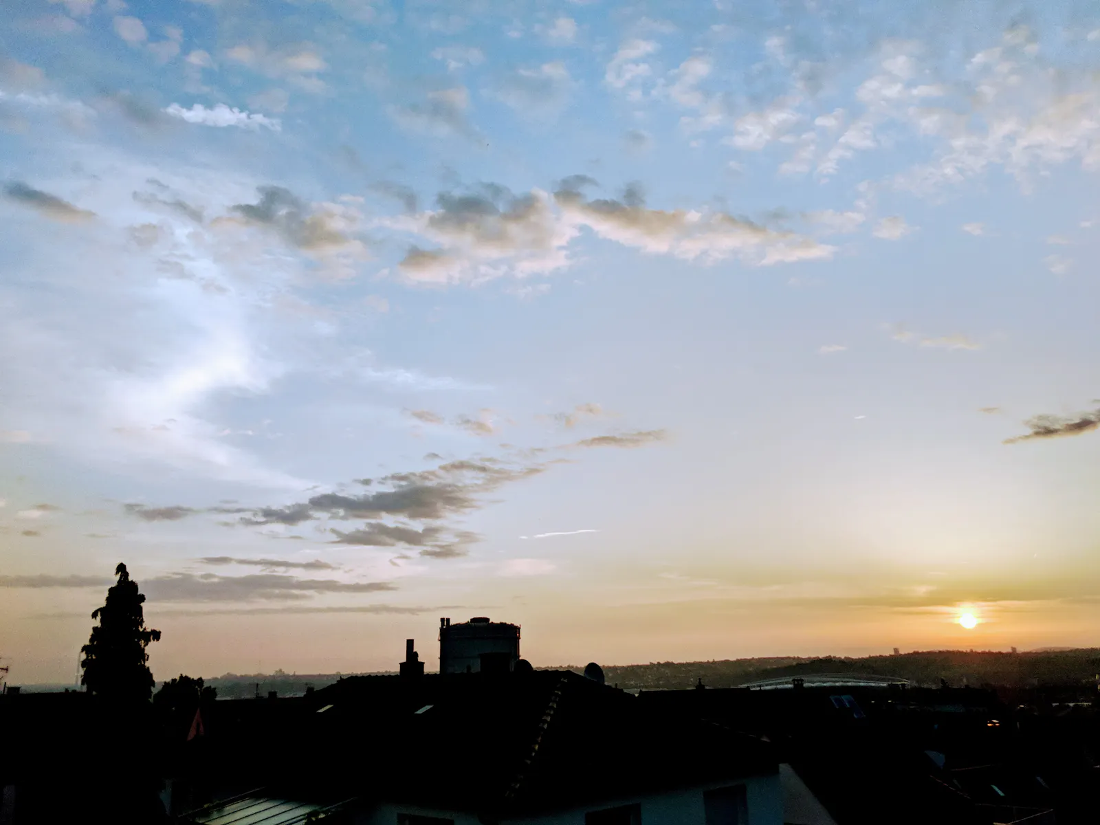 Sonnenaufgang über Gaisburg, Stuttgart-Ost. Foto: Jürgen Brand