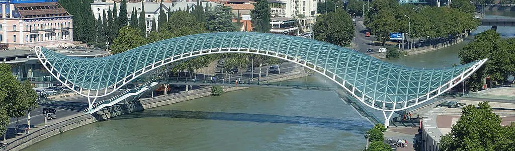 Perché ci sono dei ponti italiani a Tbilisi?