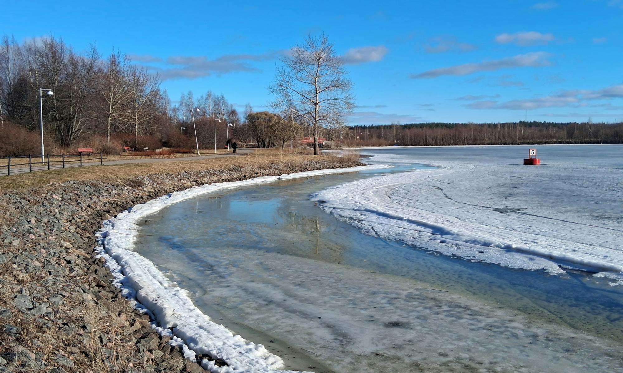 Ufer ohne Schnee, Eis auf dem Wasser
