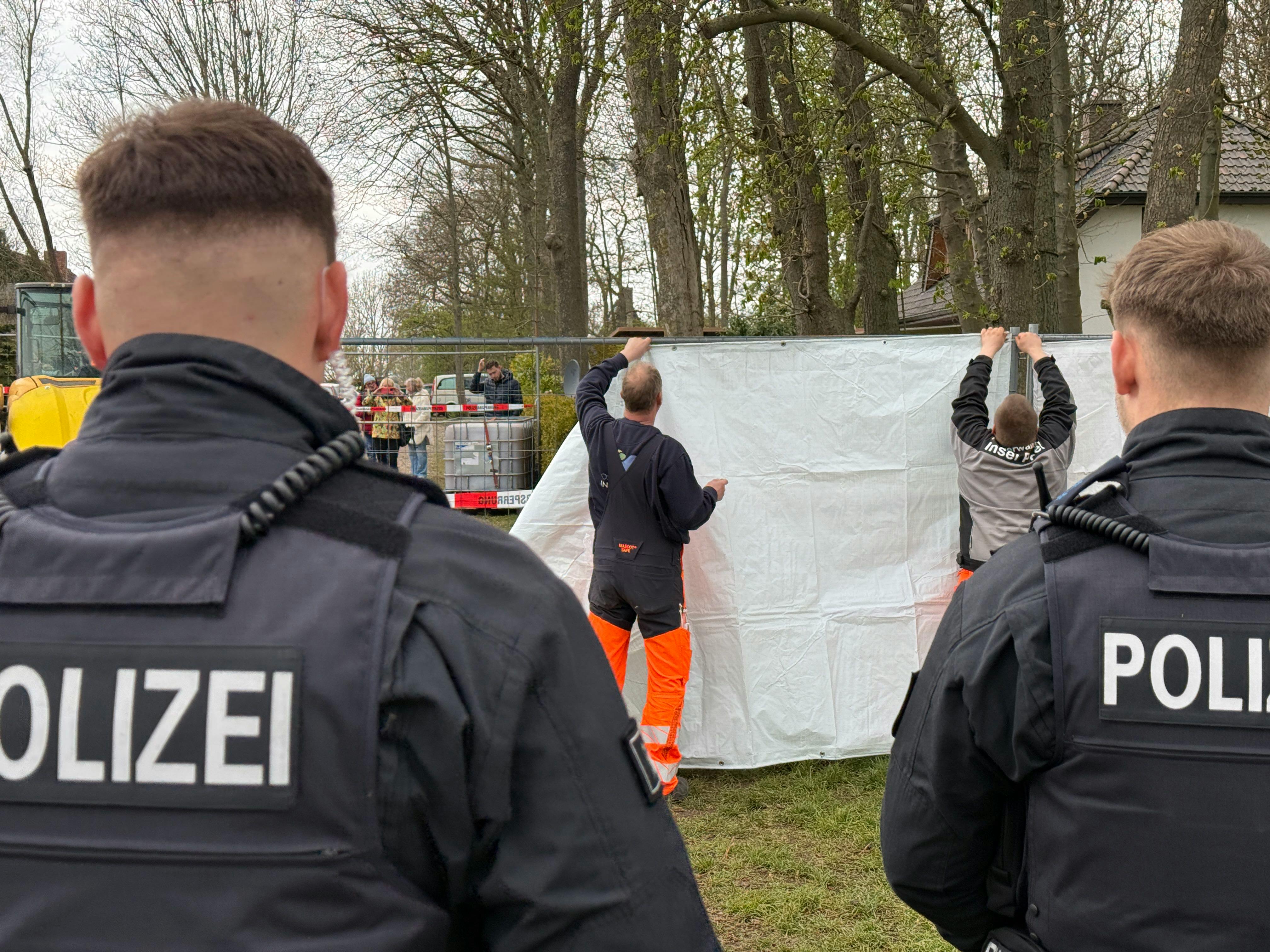Der Sichtschutz wird errichtet, um die Beamten vor neugierigen Blicken zu schützen