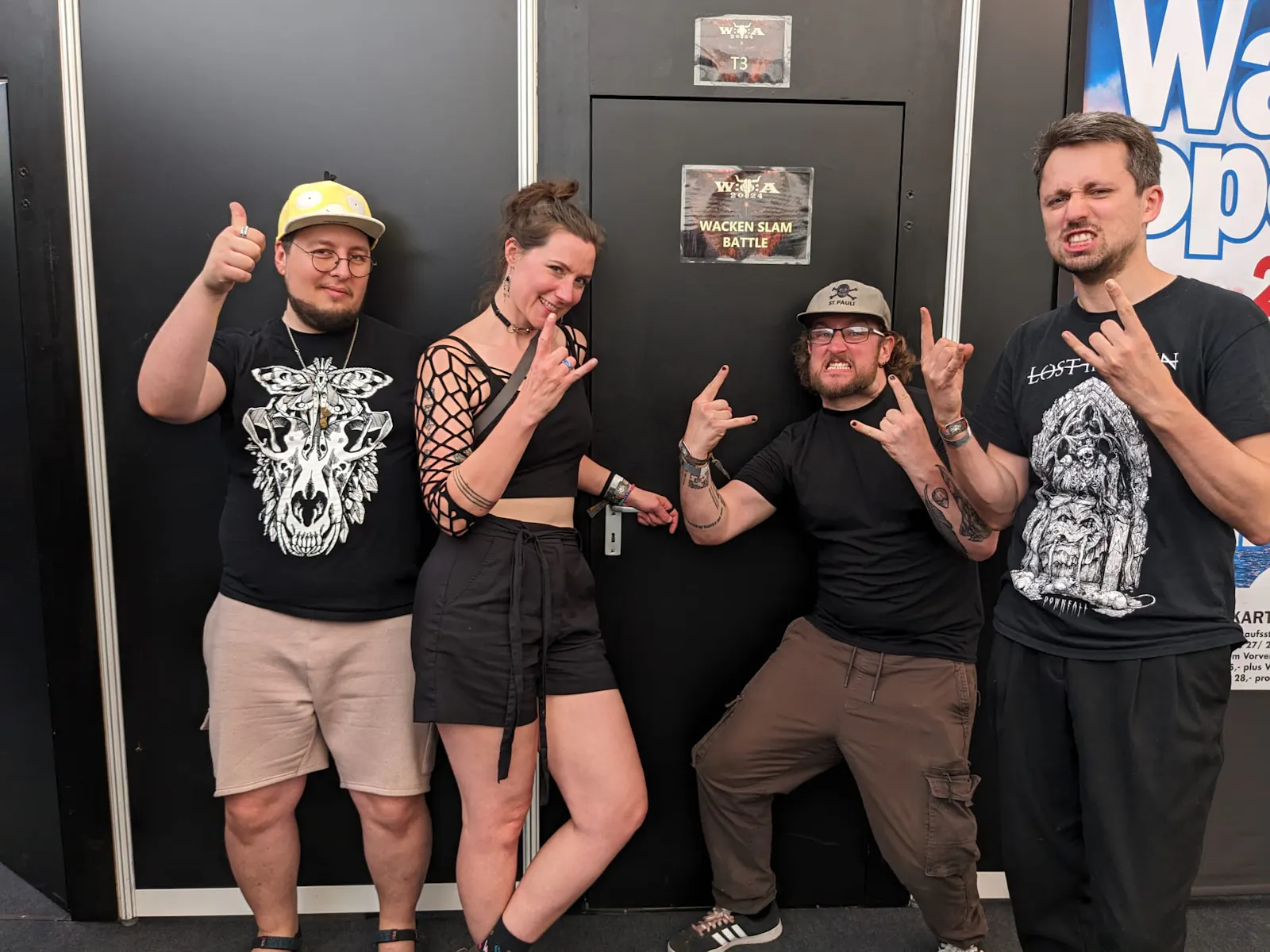 Stef, Kharoo, Sven Stears und ich vor unserer Garderobe auf Wacken