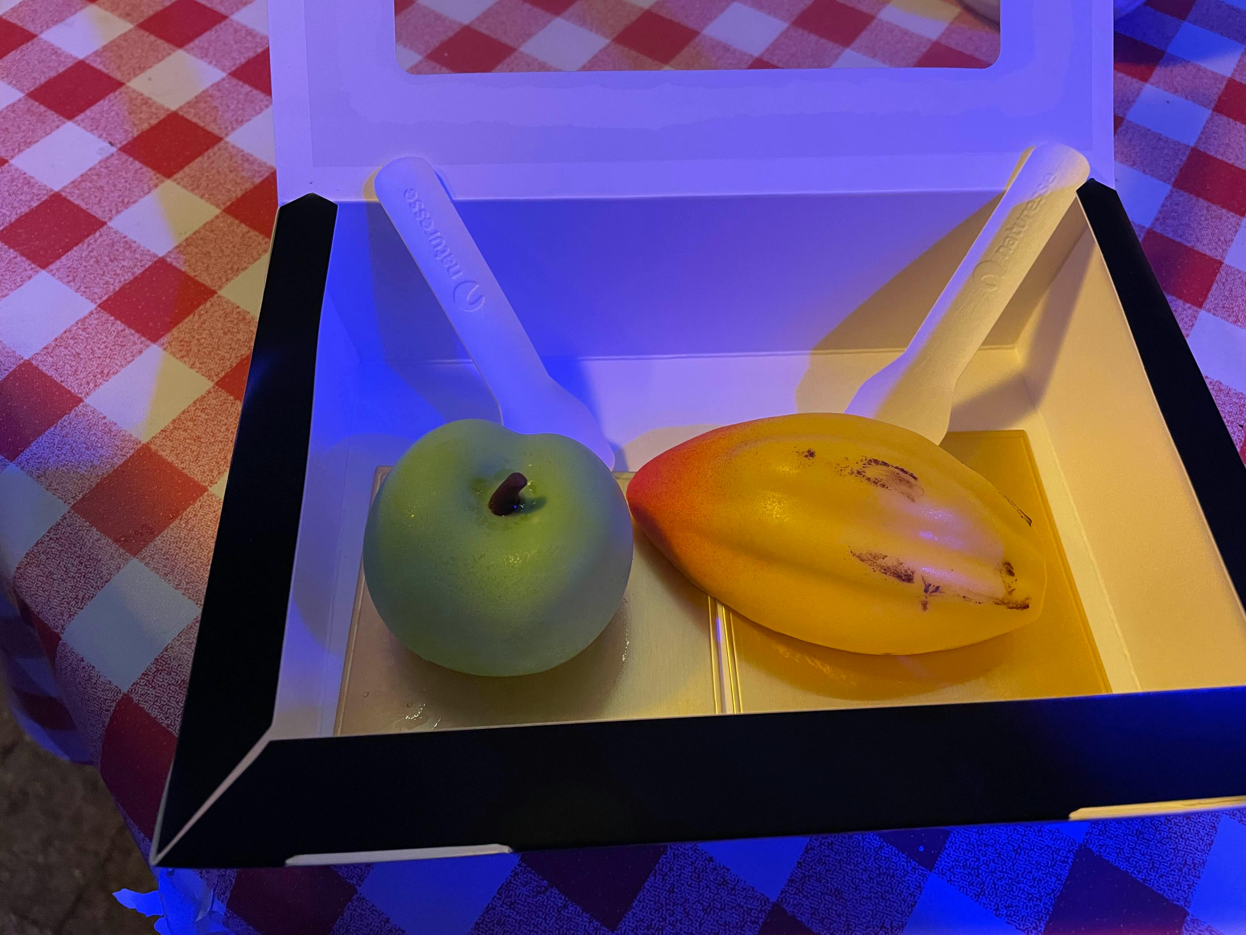 Täuschend echte Nachbildungen eines Apfels und einer Mango aus Kuchen
