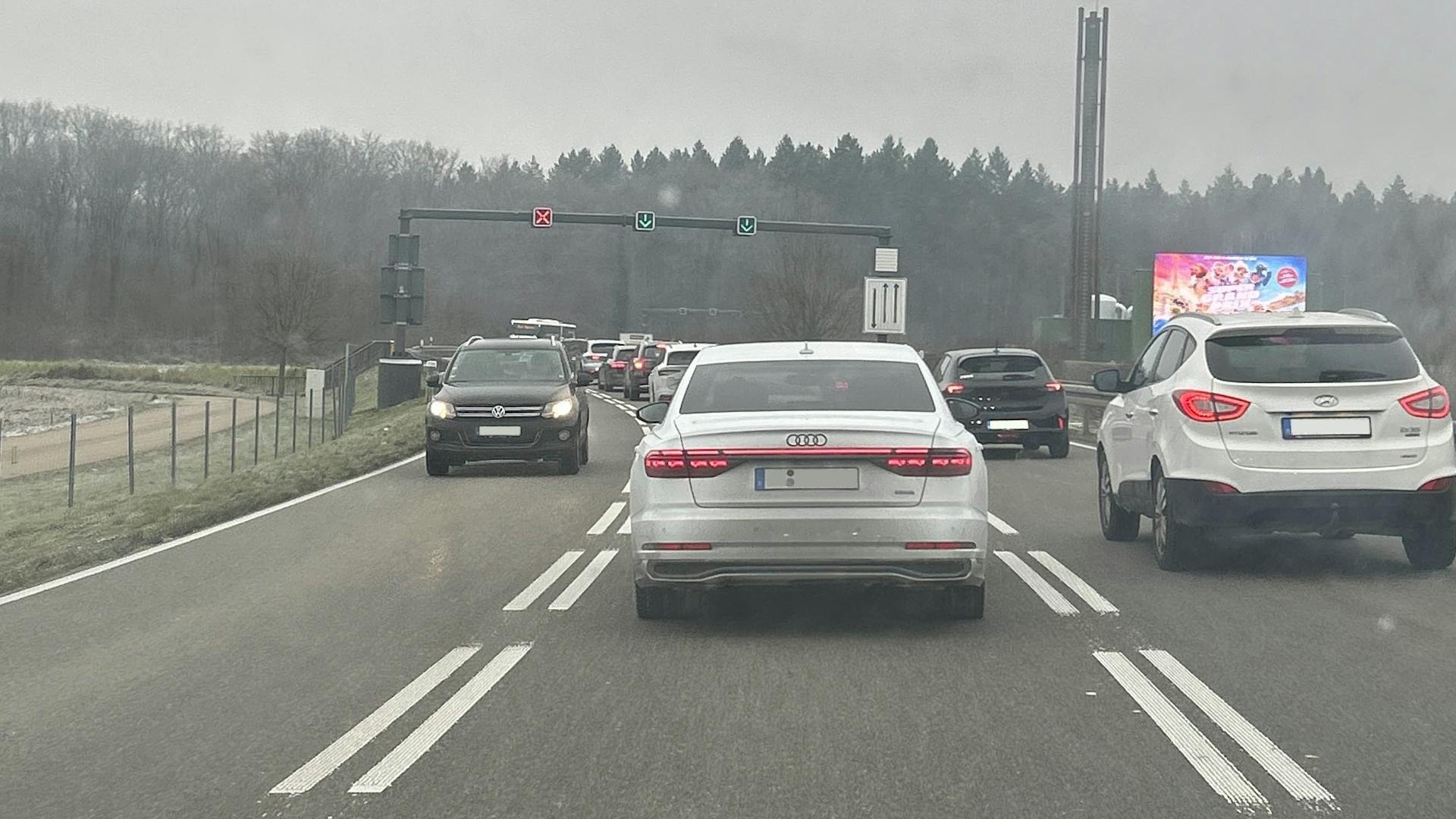 Viele Autos stehen im Stau auf der Zufahrtsstraße