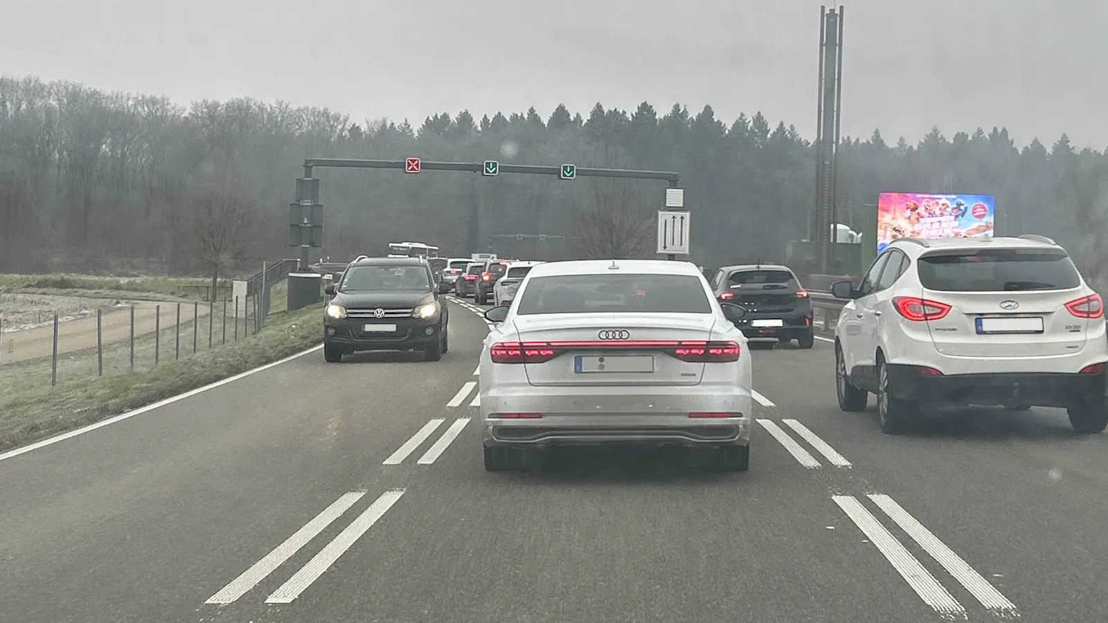 Viele Autos stehen im Stau auf der Zufahrtsstraße