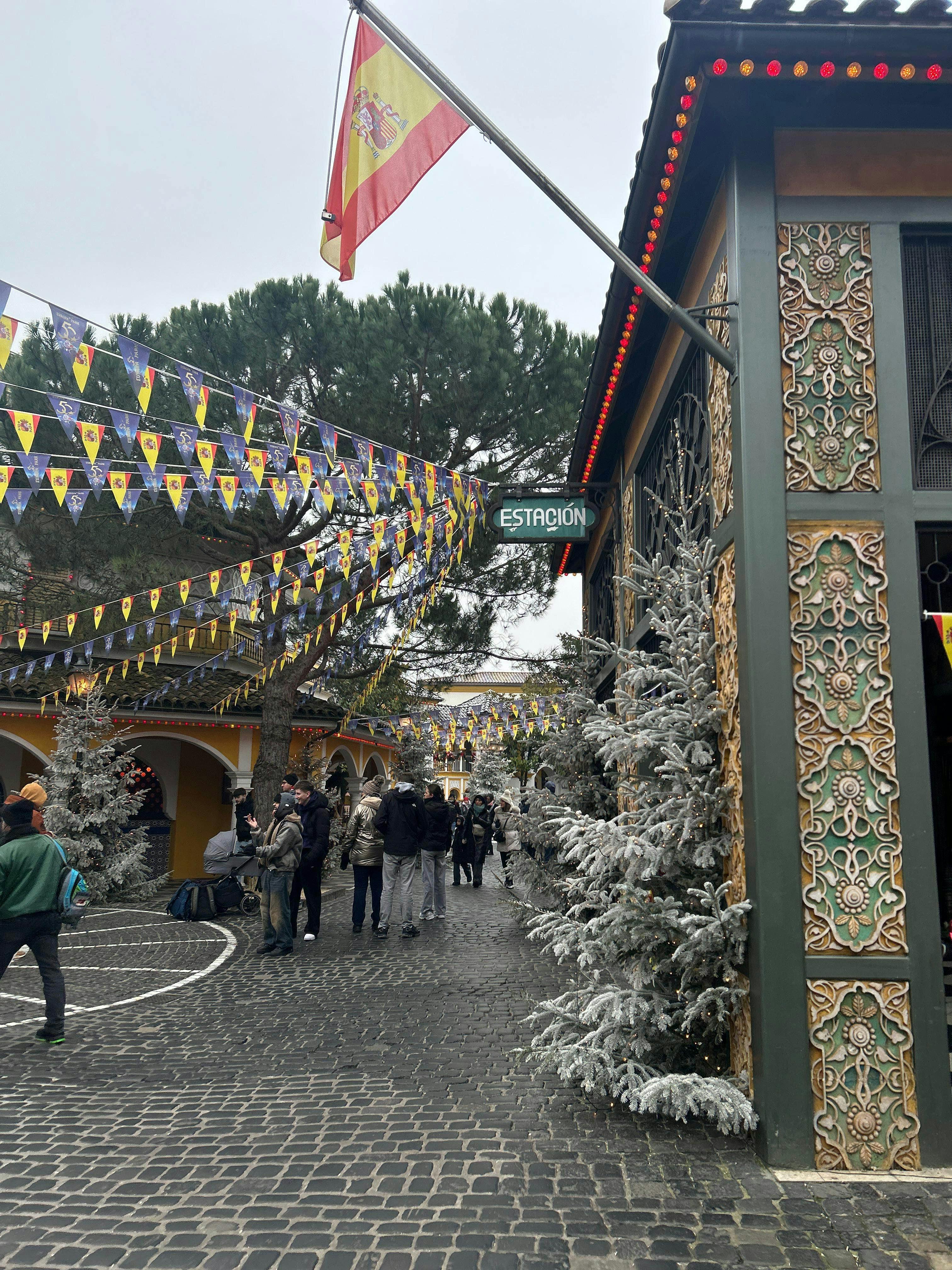 Ein winterlich dekorierter Themenbereich mit spanischer Flagge und einem Schild „Estación“