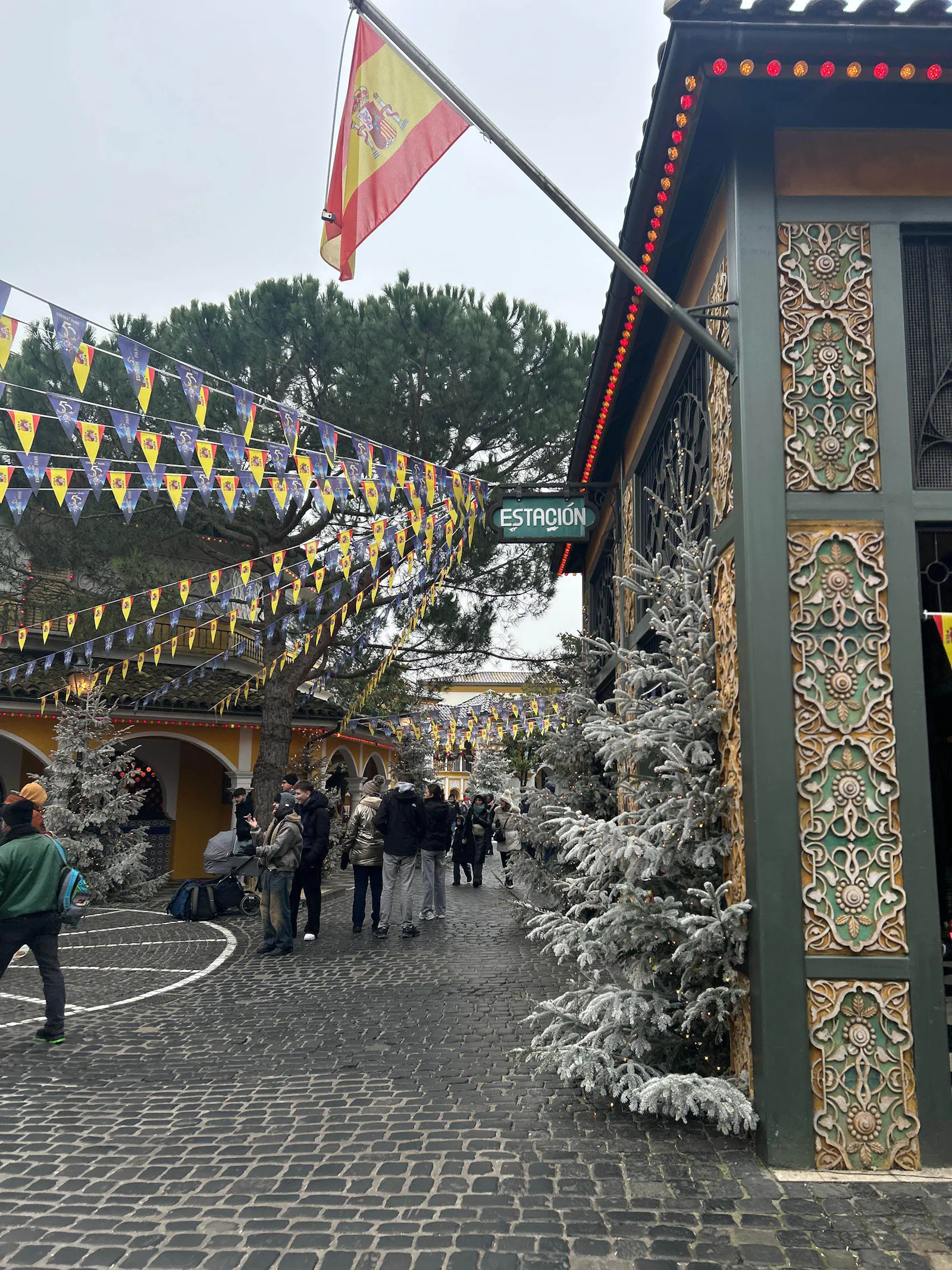 Ein winterlich dekorierter Themenbereich mit spanischer Flagge und einem Schild „Estación“