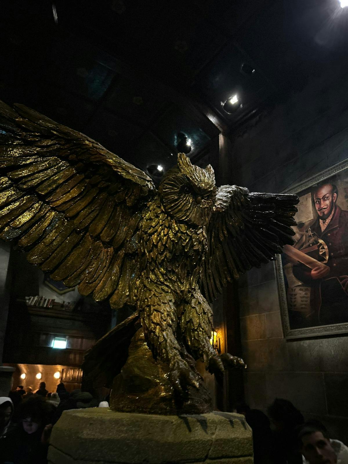 Imposante Statue einer Eule, die die Schwingen ausbreitet