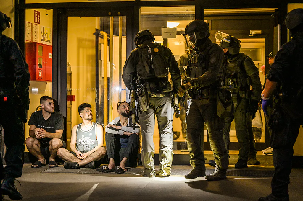 Polizisten und Anwohner vor der Flüchtlingsunterkunft Solingen