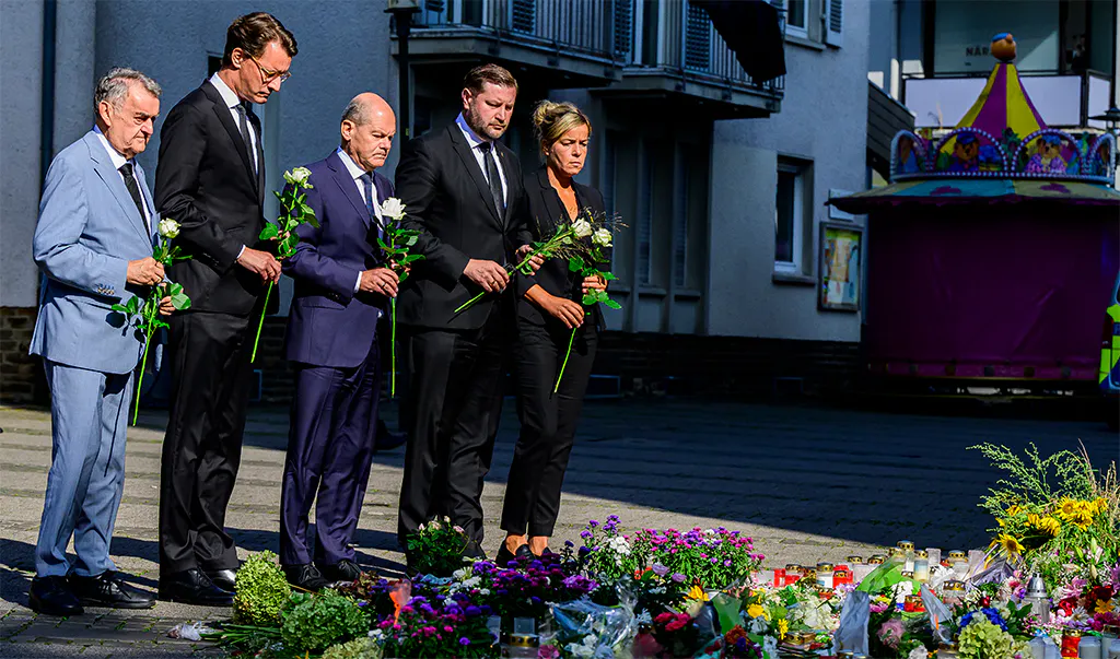 Politiker legen Blumen in Solingen ab