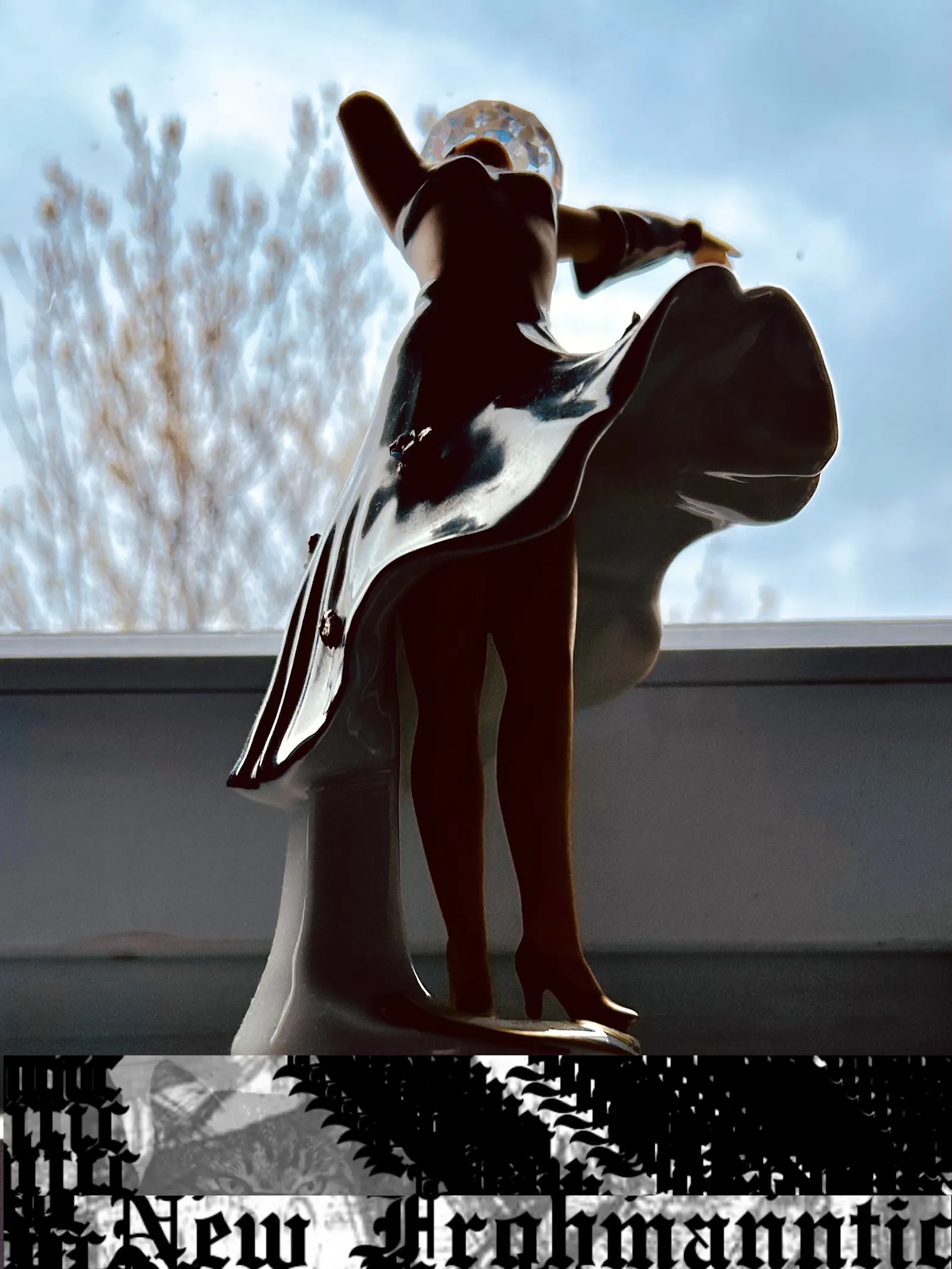 Cover mit New-Frohmanntic-Schriftzug und der Porzellanfigur einer Tänzerin, der Kopf ist durch Kristallkugel ersetzt