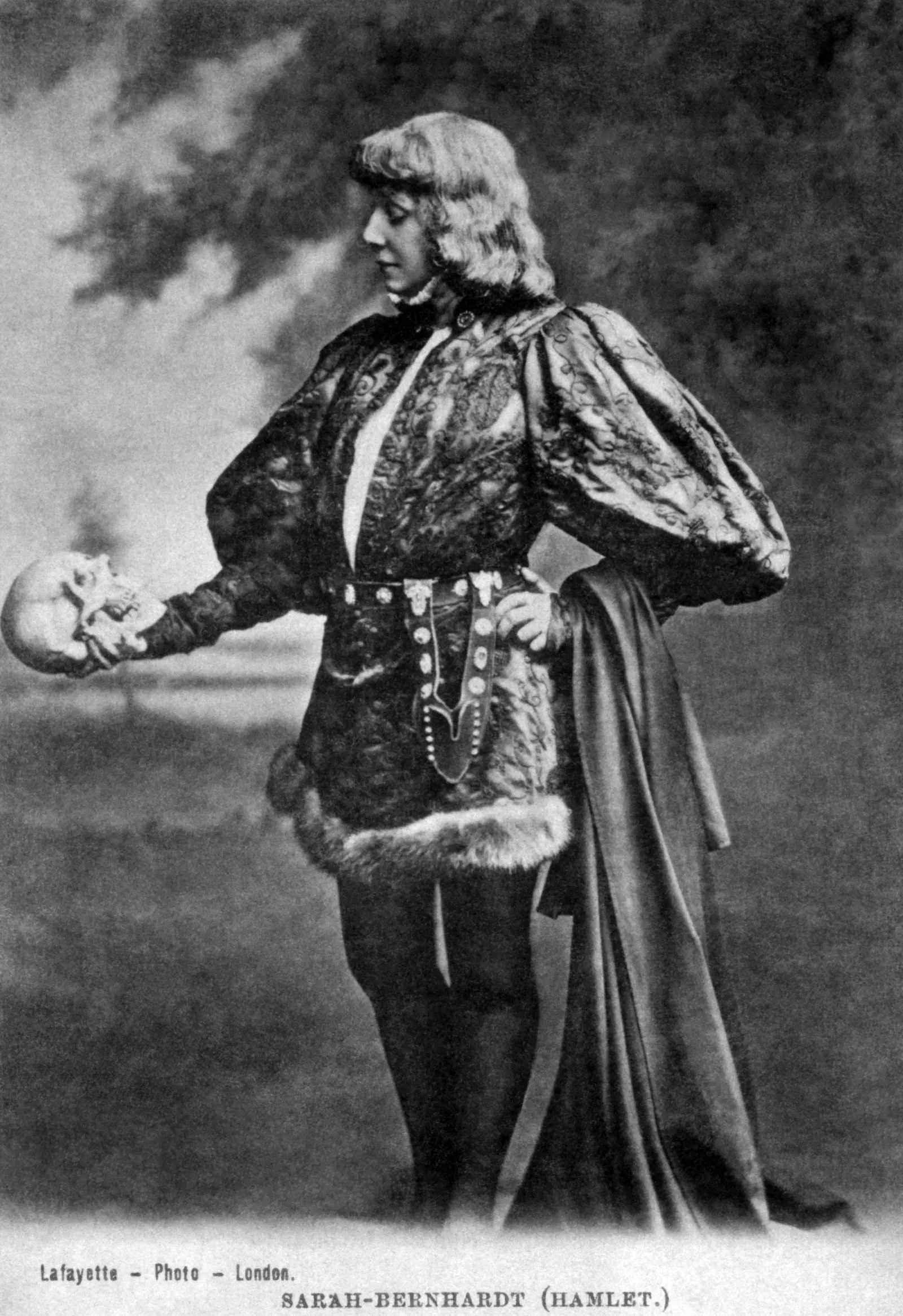 Schwarzweißfoto: Sarah Bernhardt als Hamlet