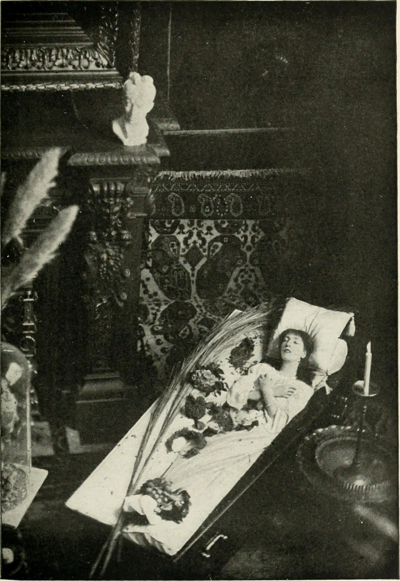 Schwarzweißfoto: Sarah Bernhardt im Sarg