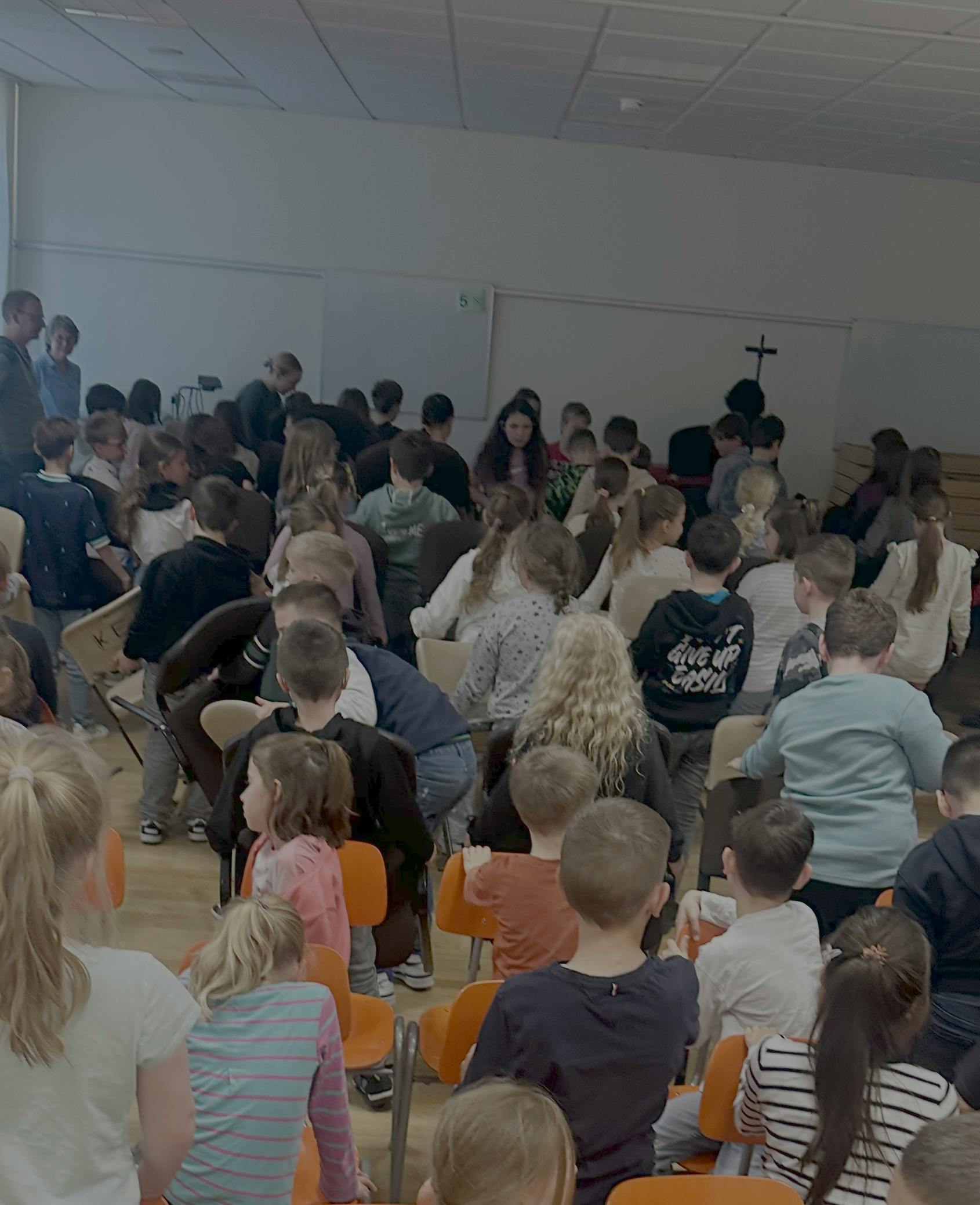 Blick in einen der Säle, in dem ich gelesen habe, die Kinder drehen der Kamera den Rücken zu, damit ihre Rechte am eigenen Bild gewahrt bleiben. Ich habe das Foto aufgenommen, nachdem die Lesung beendet war.