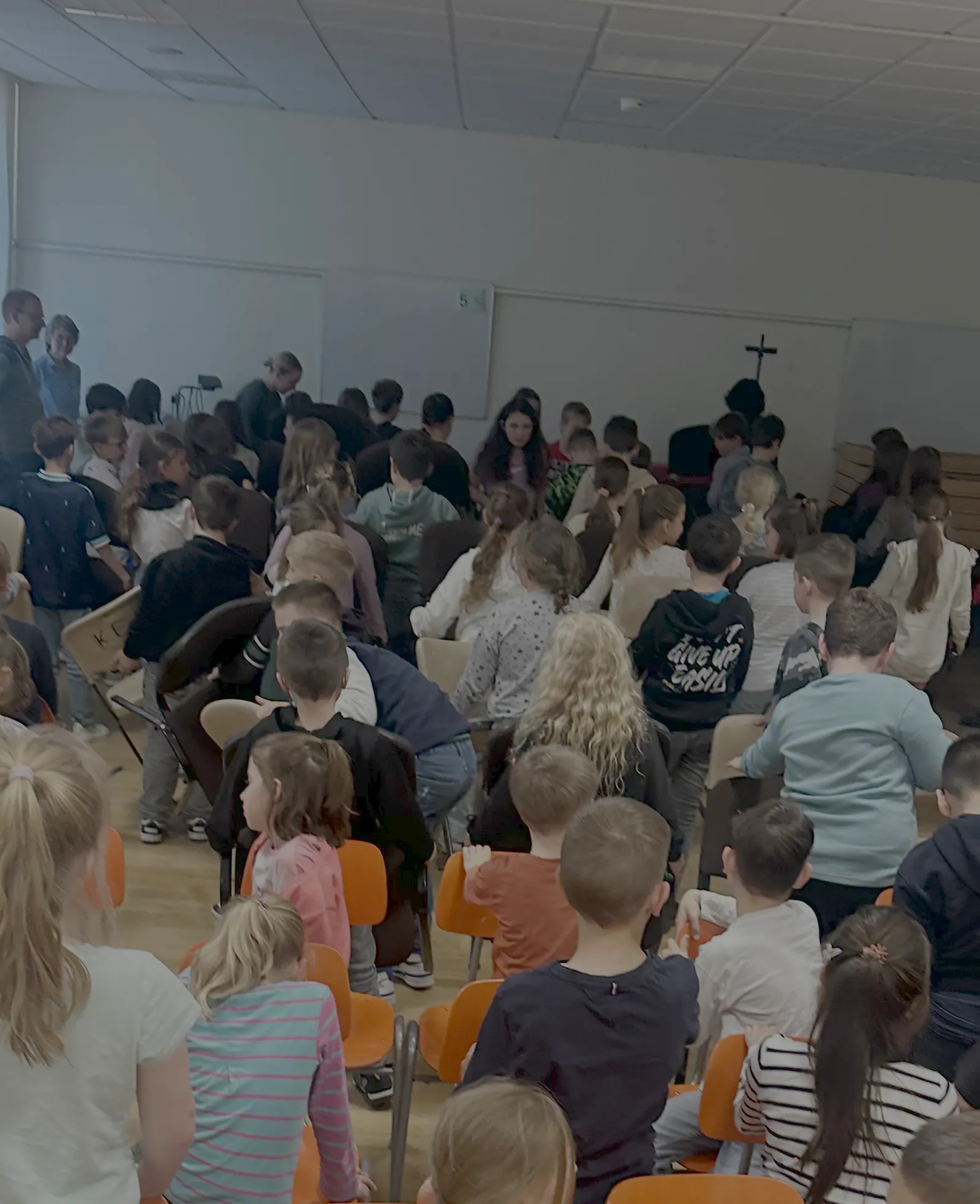Blick in einen der Säle, in dem ich gelesen habe, die Kinder drehen der Kamera den Rücken zu, damit ihre Rechte am eigenen Bild gewahrt bleiben. Ich habe das Foto aufgenommen, nachdem die Lesung beendet war.
