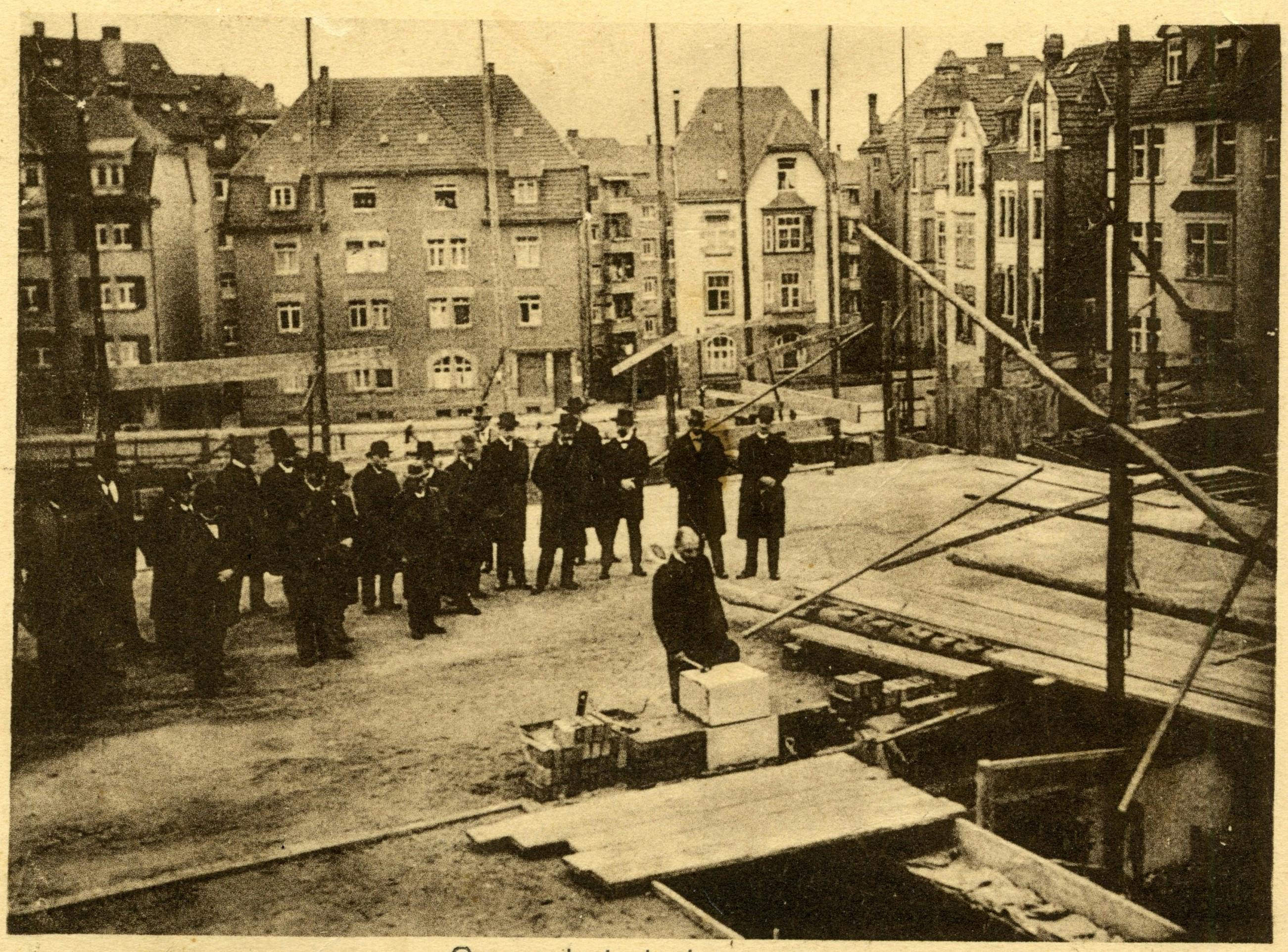 Zu welchem markanten Gablenberger Bauwerk wird hier 1926 der Grundstein gelegt? Mitwandernde erfahren es beim Architektur-Spaziergang. Foto: Sammlung Gohl