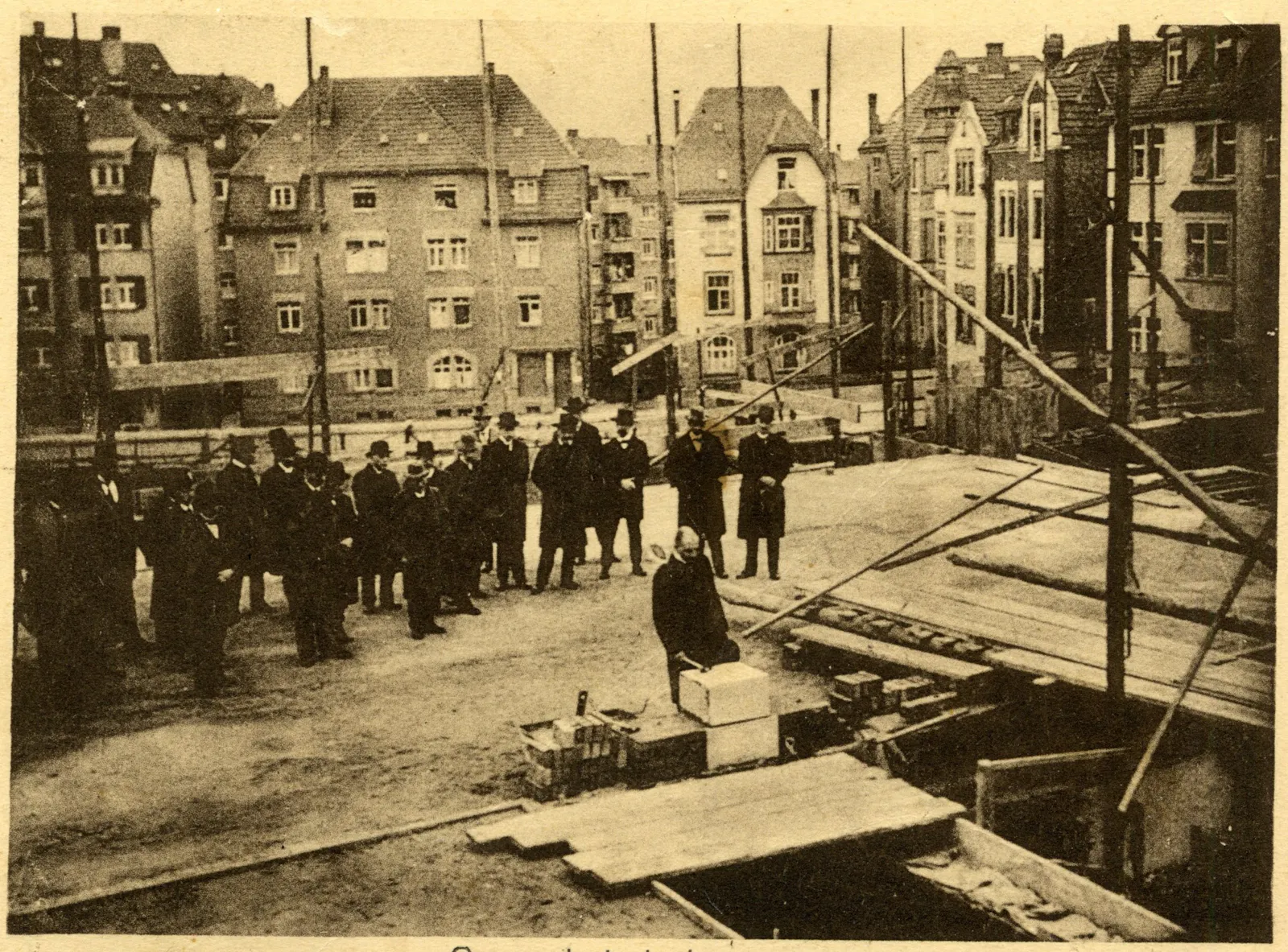 Zu welchem markanten Gablenberger Bauwerk wird hier 1926 der Grundstein gelegt? Mitwandernde erfahren es beim Architektur-Spaziergang. Foto: Sammlung Gohl