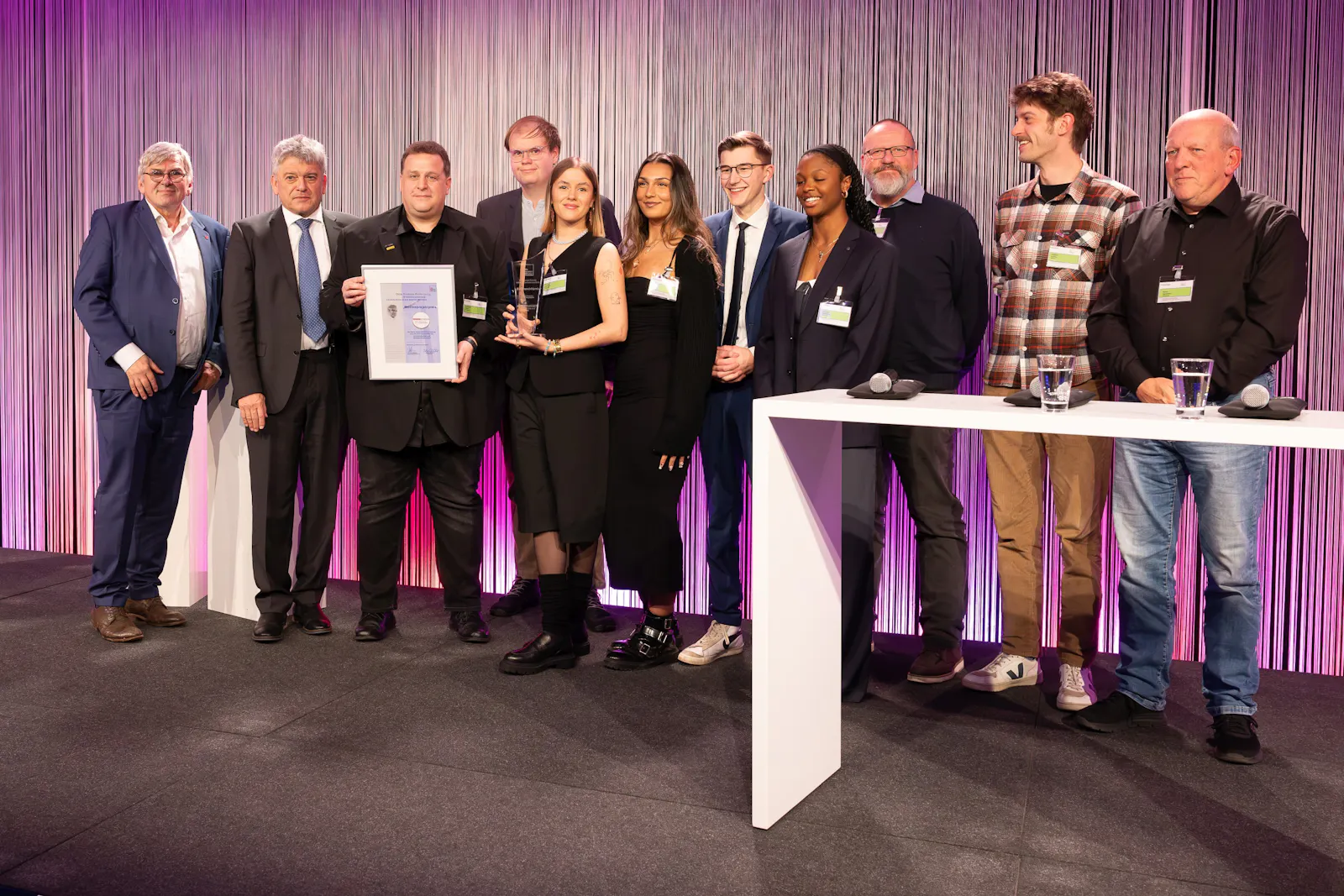 Ex-IGM-CXhef Jörg Hofmann und OBS-Geschäftsführer Jupp Legrand überreichten Alexander Völkel, Karsten Wickern, Paulina Bermúdez, Stella Roga, Julius Obhues, Chimène Goudjinou, Klaus Winter, Leopold Achilles und Klaus Hartmann stellvertretend für das gesamte Nordstadtblogger-Team die Auszeichung (v.l.)
