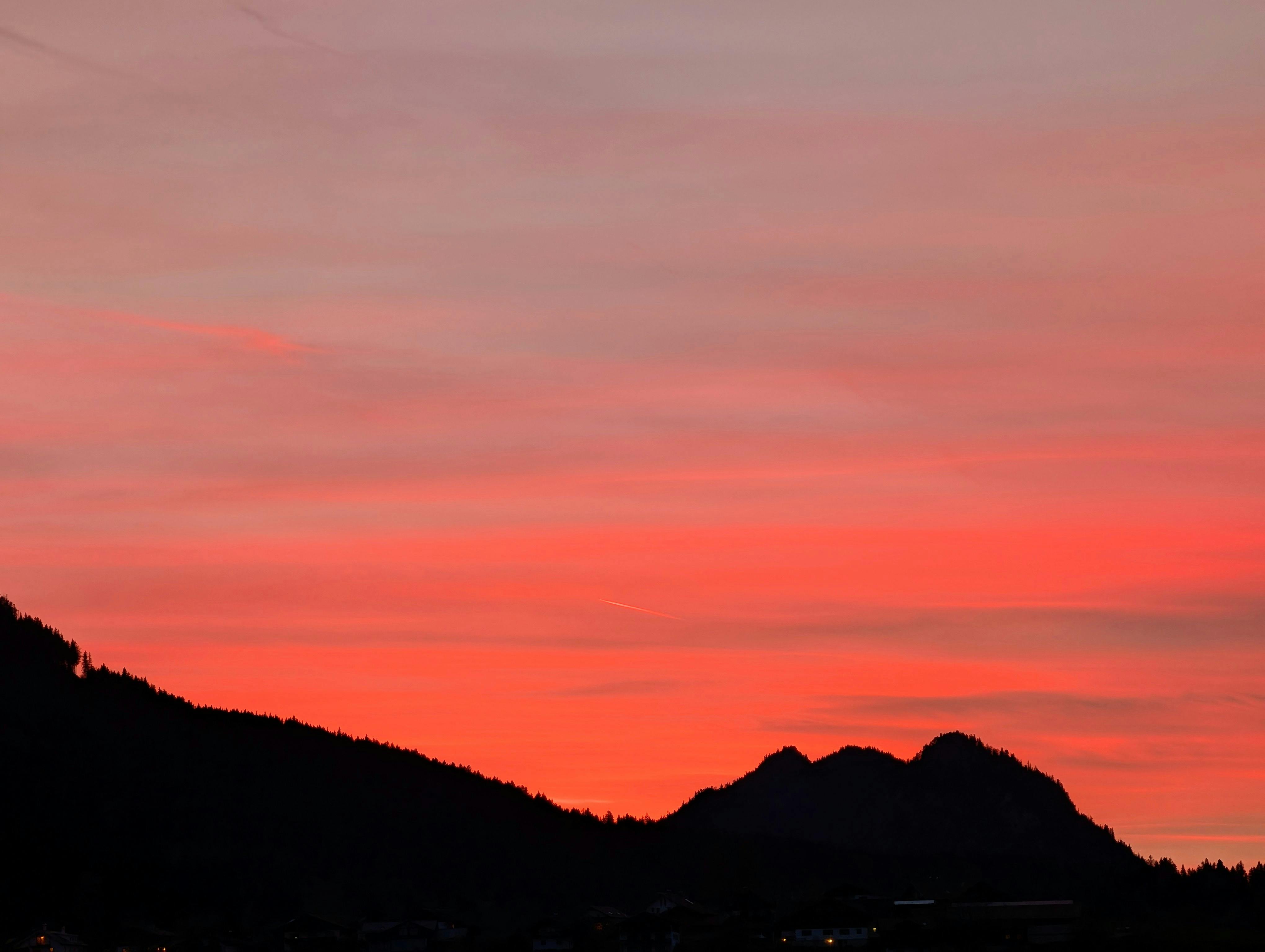 Einer der beeindruckenden Sonnenuntergänge der vergangenen Tage, aufgenommen im Allgäu (und vermutlich auch von Sahara-Sand gefärbt). Diese Woche soll dann der Winter etwas näher kommen. Foto: Jürgen Brand