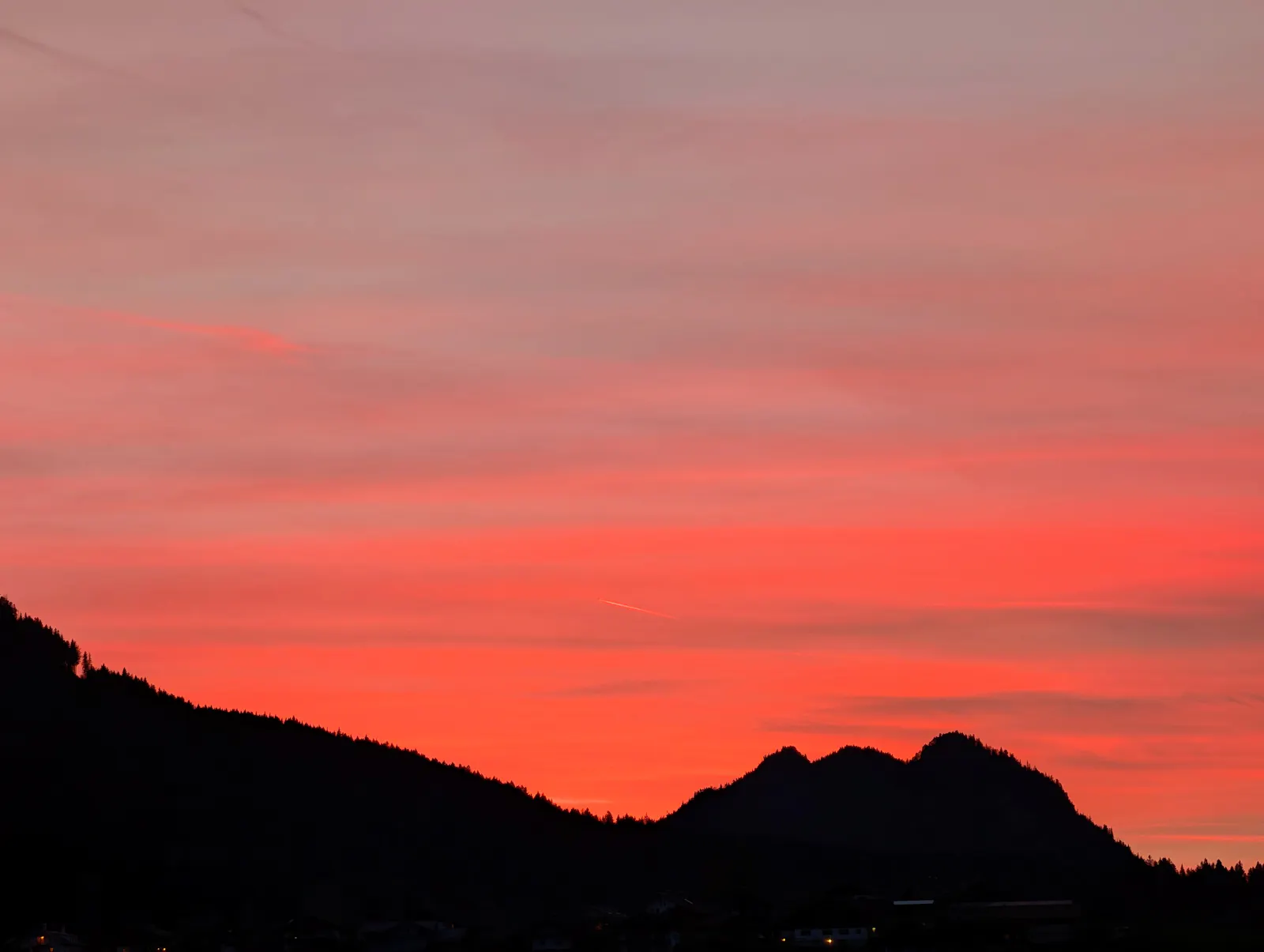 Einer der beeindruckenden Sonnenuntergänge der vergangenen Tage, aufgenommen im Allgäu (und vermutlich auch von Sahara-Sand gefärbt). Diese Woche soll dann der Winter etwas näher kommen. Foto: Jürgen Brand