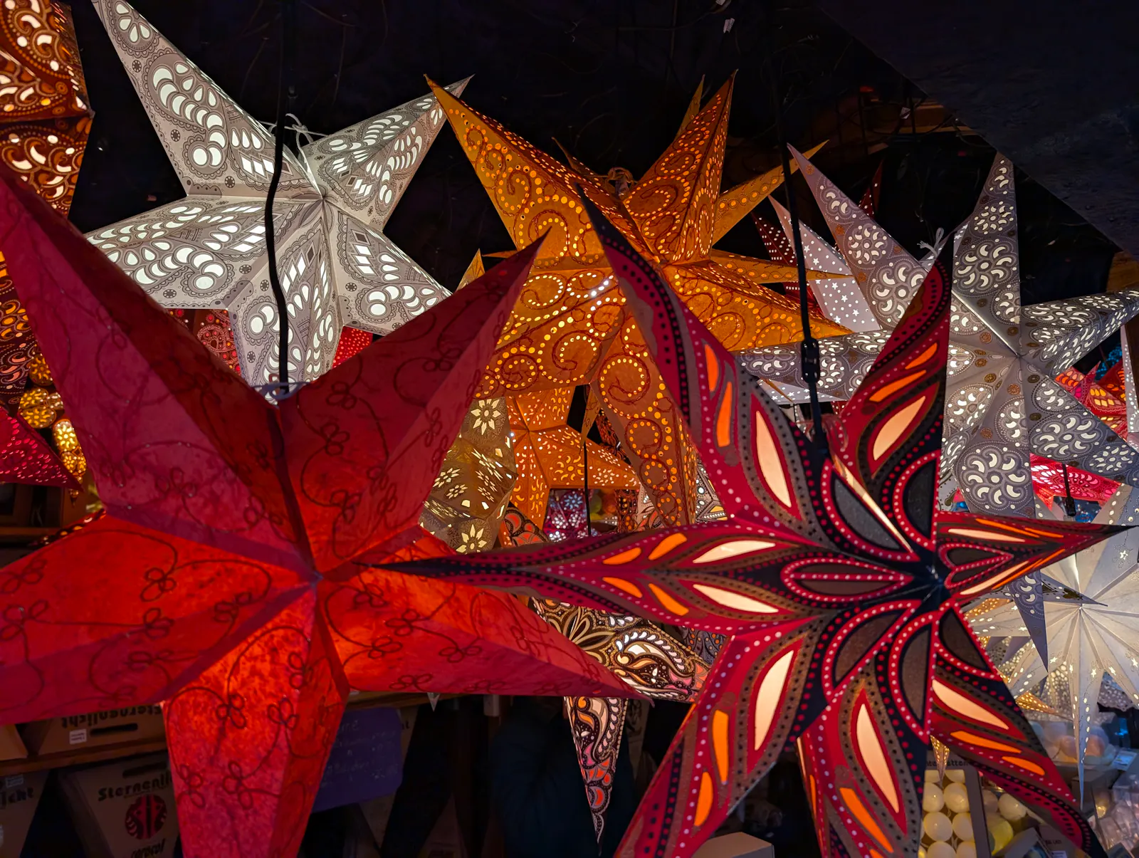 Leuchtende Weihnachtssterne auf dem Stuttgarter Weihnachtsmarkt. Foto: Jürgen Brand