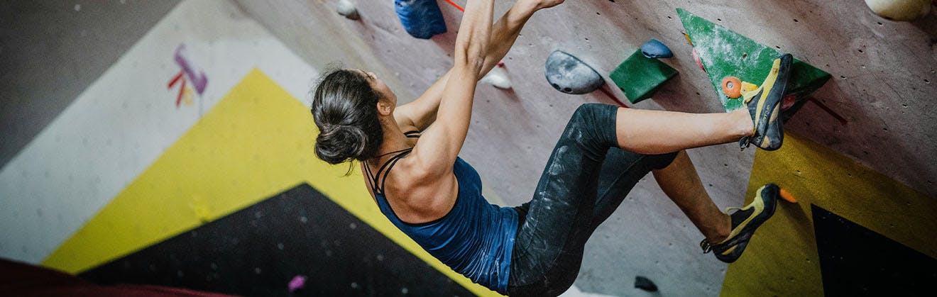Frau beim Bouldern