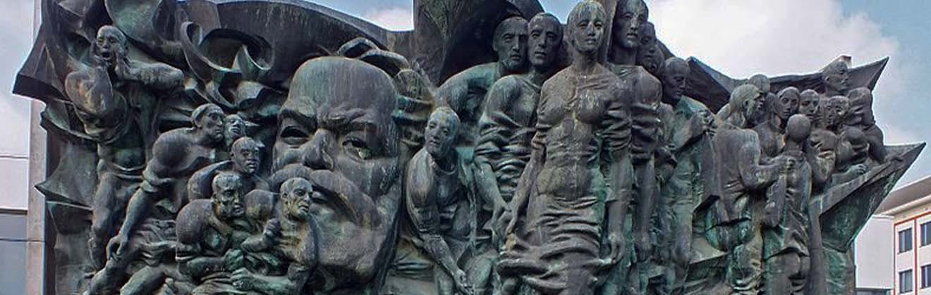 Marx-Relief zeigt überdimensionierten Kopf von Karl Marx, umgeben von kleineren Männern