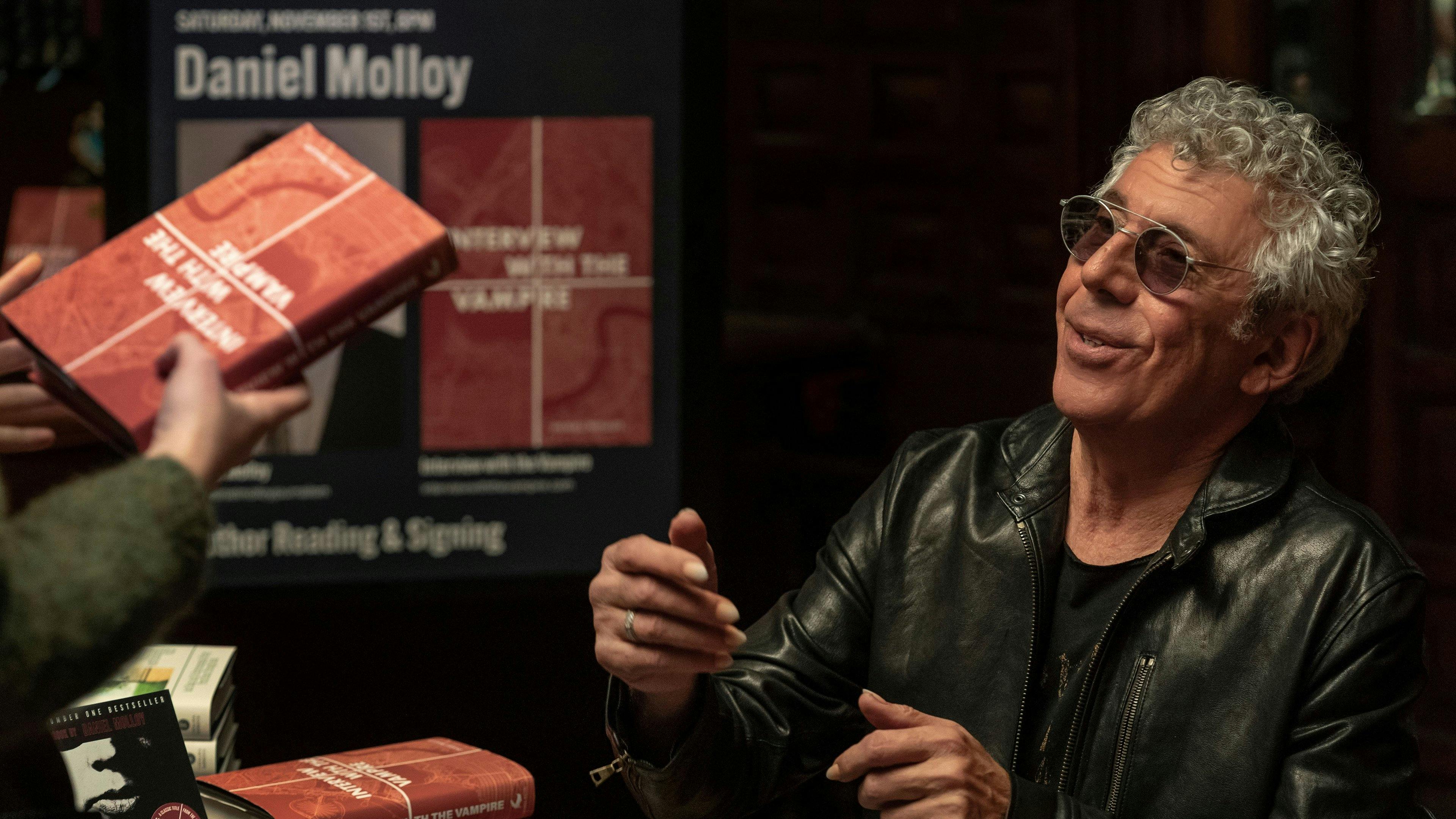 Daniel Molloy (Eric Bogosian) a una sessione di autografi del suo libro "Intervista col vampiro"