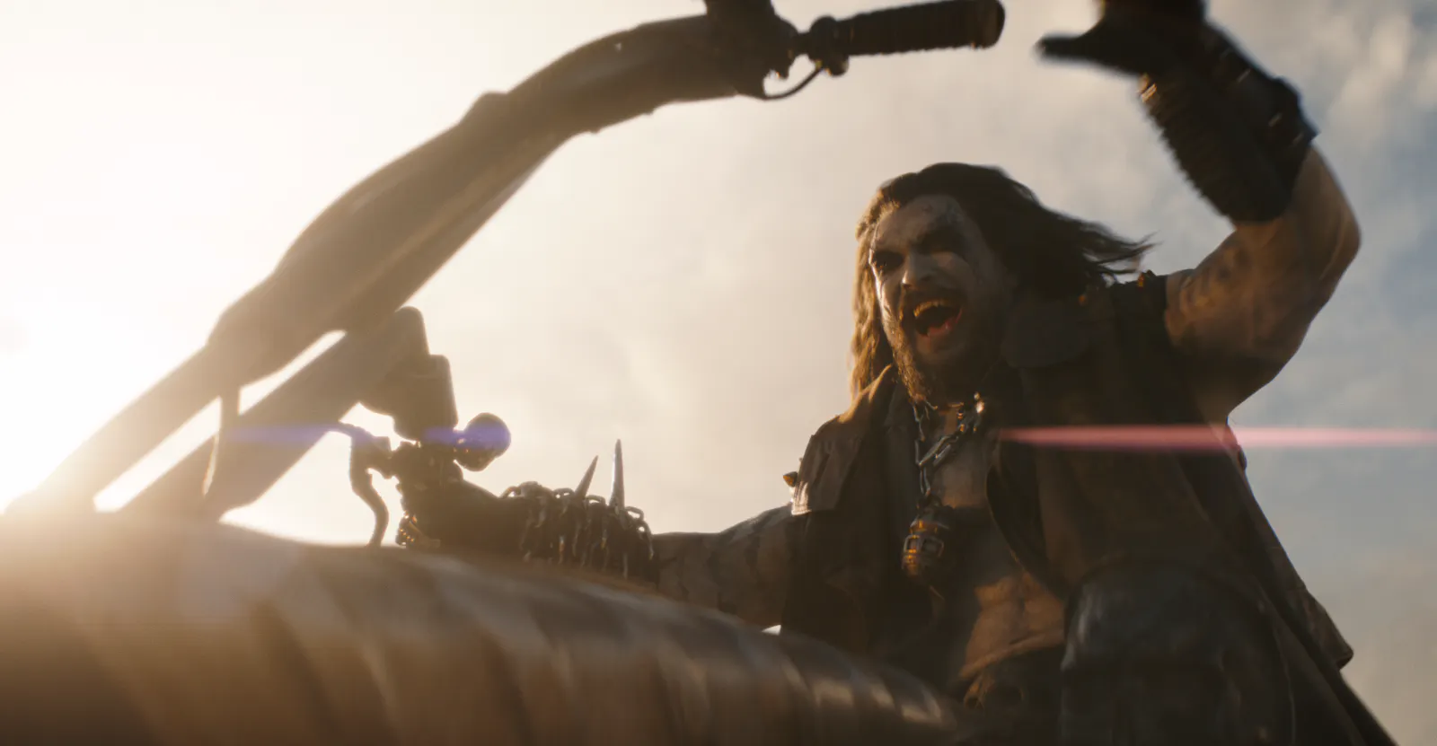 Dumpf ist Trumpf: Jason Momoa als Lobo in Supergirl // © 2026 Warner Bros. Entertainment. All Rights Reserved. TM & © DC