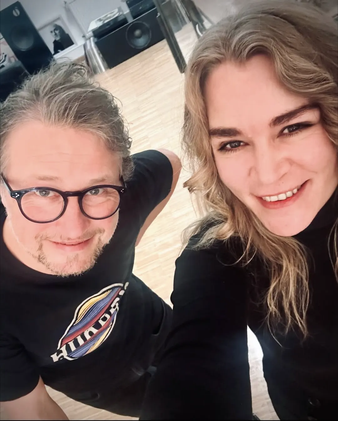 Heidi Joubert und ich lachen in die Kamera. Wir befinden uns in den Räumen des Fotografen Jörg Steinmetz in Frankfurt.