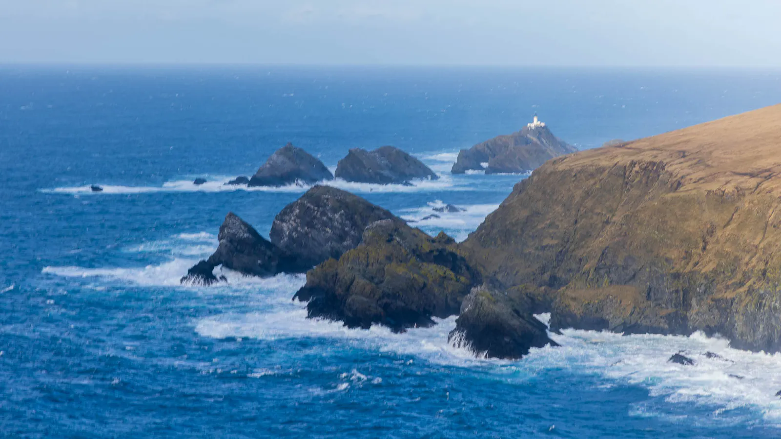 Muckle Flugga in der Ferne