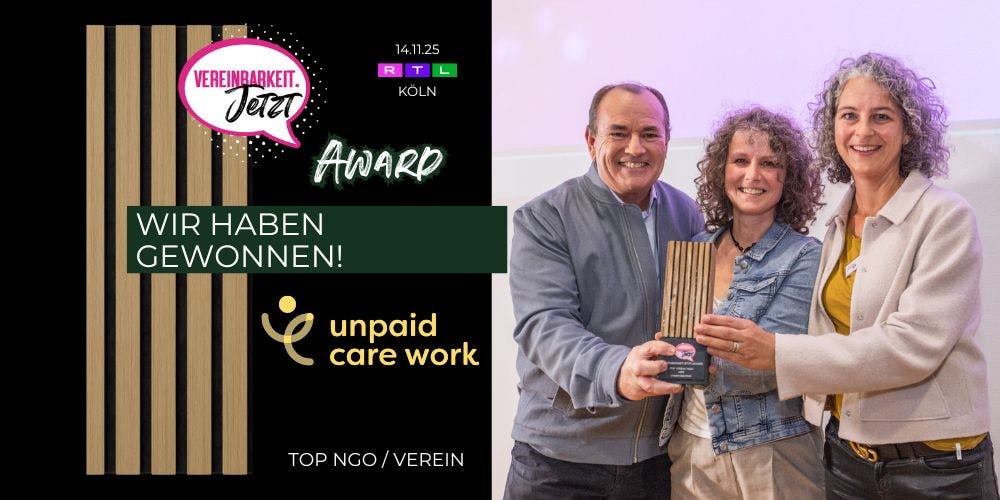 Wolfram Kons überreicht den Vereinbarkeit.jetzt-Award an Franziska Büschelberger und Katrin Fuchs.