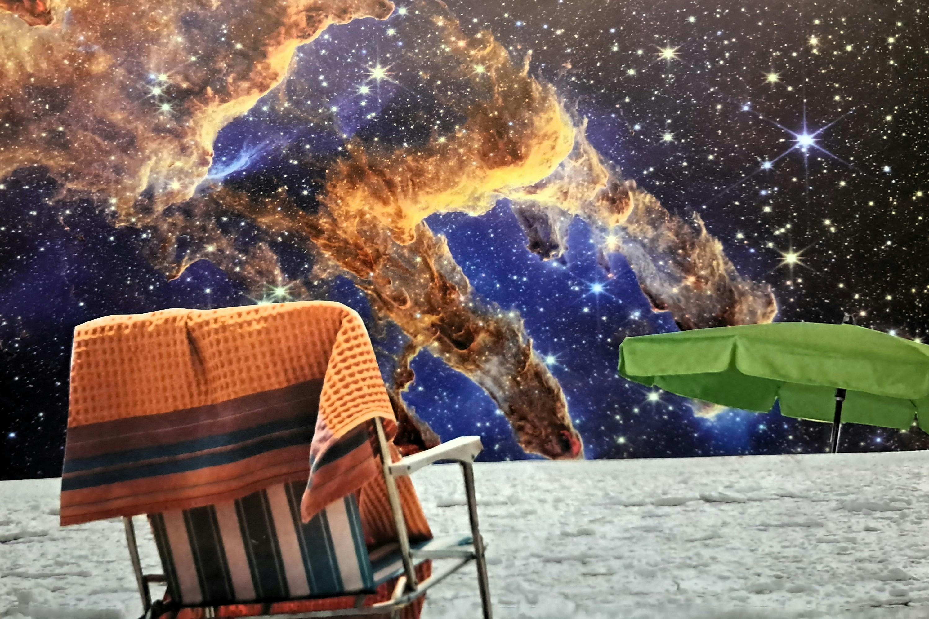 Eine Collage mit einem Strandstuhl im Schnne, einem Sonnenschirm und Weltraum im Hintergrund.
