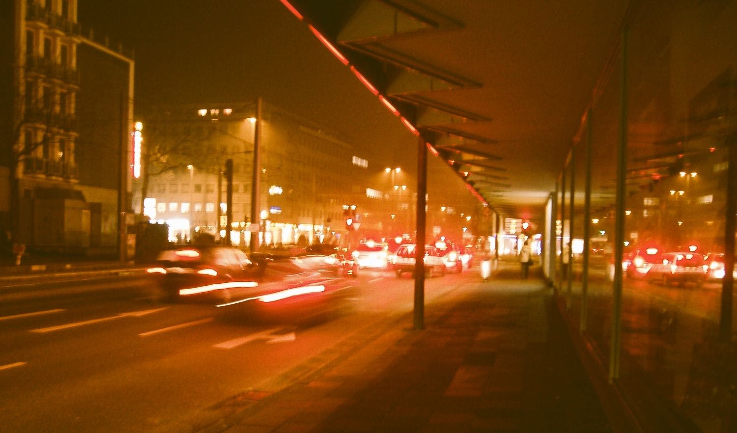 Straße in Köln bei Nacht, verschwommen