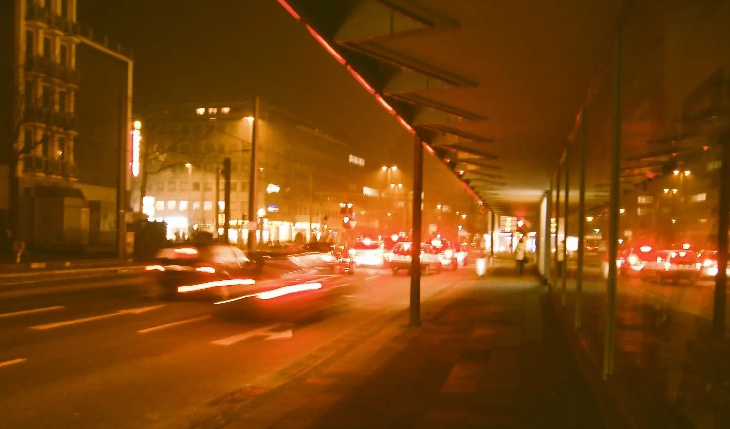 Straße in Köln bei Nacht, verschwommen