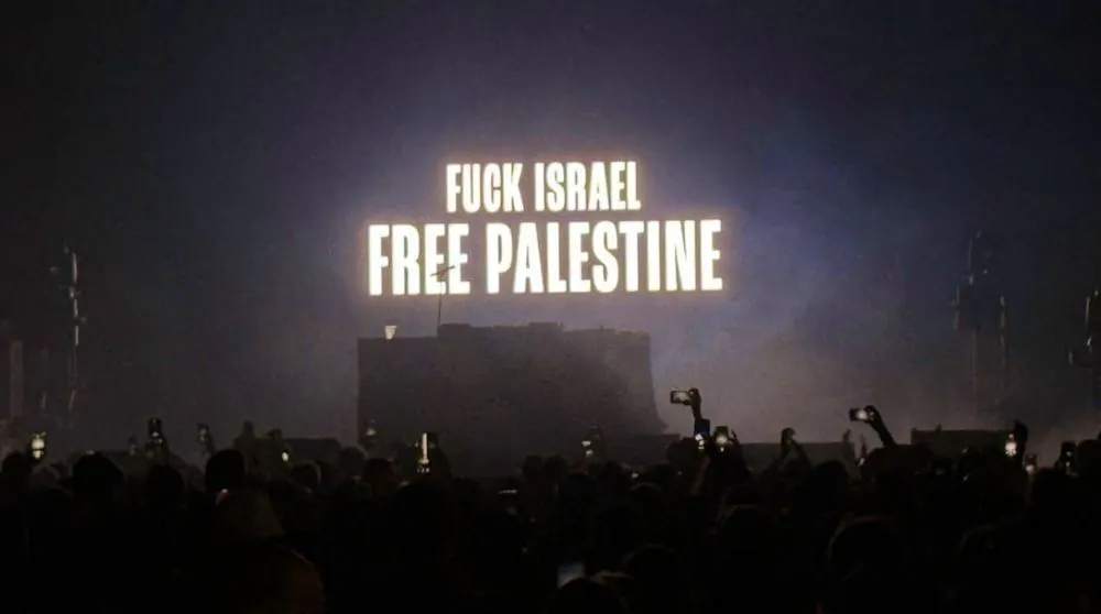 Die britische Antiterrorpolizei hat Ermittlungen gegen die irische Hip-Hop-Gruppe Kneecap aufgenommen. Anlass ist ein Auftritt der Band beim kalifornischen Musikfestival Coachella, bei dem sie mit antiisraelischen Parolen auftrat. Die Anzeige wurde von der Organisation UK Lawyers for Israel (UKLFI) erstattet, die die Ermittlungen am Donnerstag öffentlich machte.
Kneecap habe laut UKLFI das Publikum mit antizionistischen Slogans aufgeheizt und damit gezielt „Hass auf Israel geschürt“.