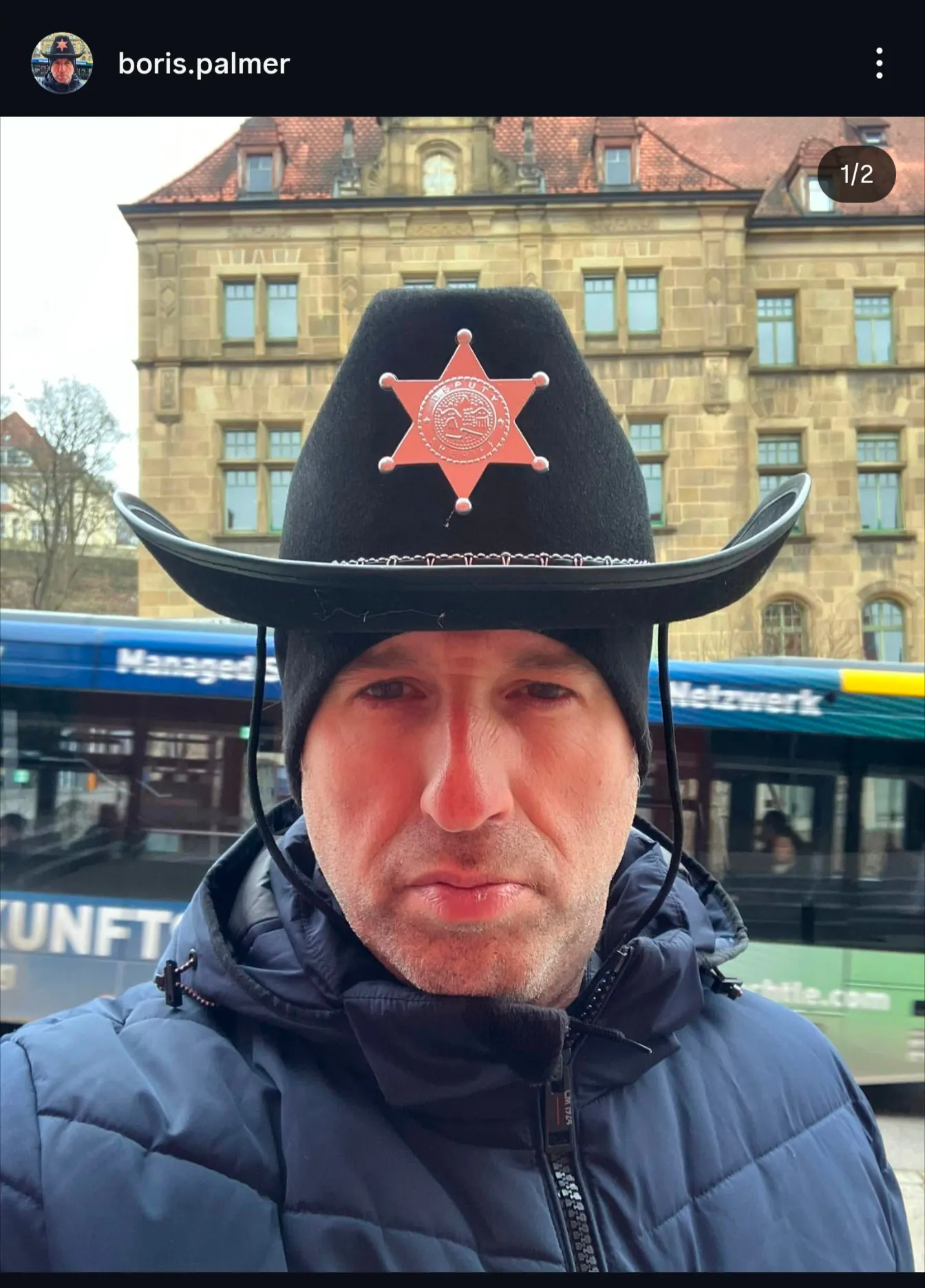 Boris Palmer trägt einen sherriffhut über seiner maschinell gestrickten Mütze und schaut ziemlich ausdruckslos in seine frontkamera
