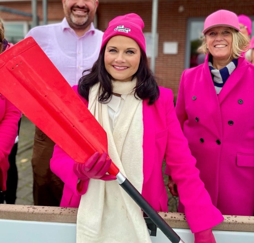 Gitta Connemann in Magenta und Cremeweiß gekleidet