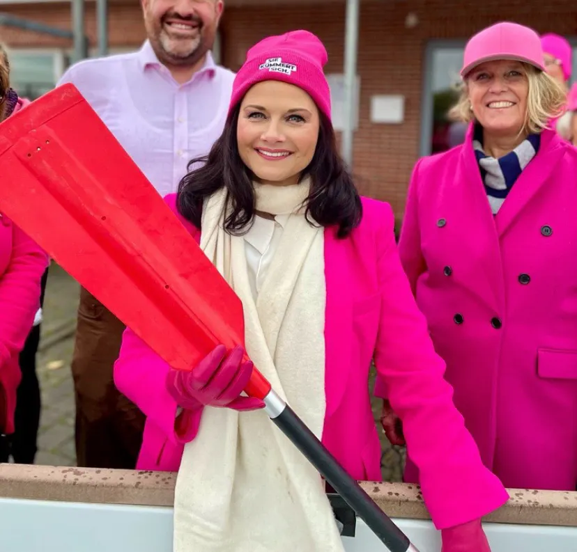 Gitta Connemann in Magenta und Cremeweiß gekleidet