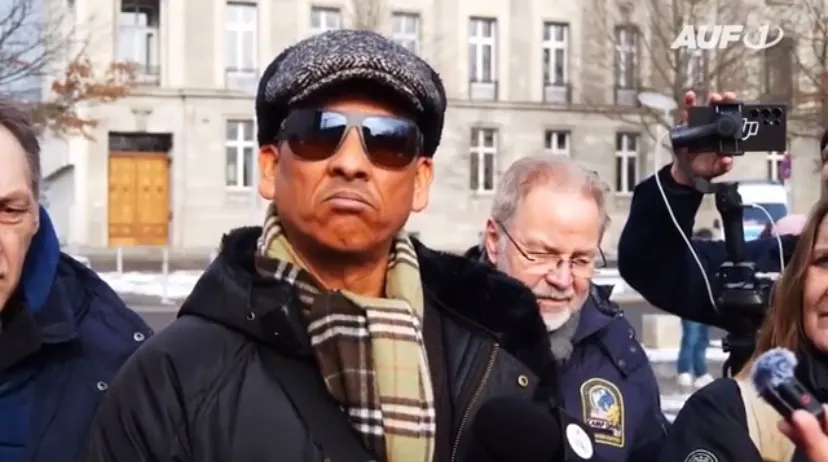 Xavier Naidoo tut vorm Kanzleramt, was er am besten kann