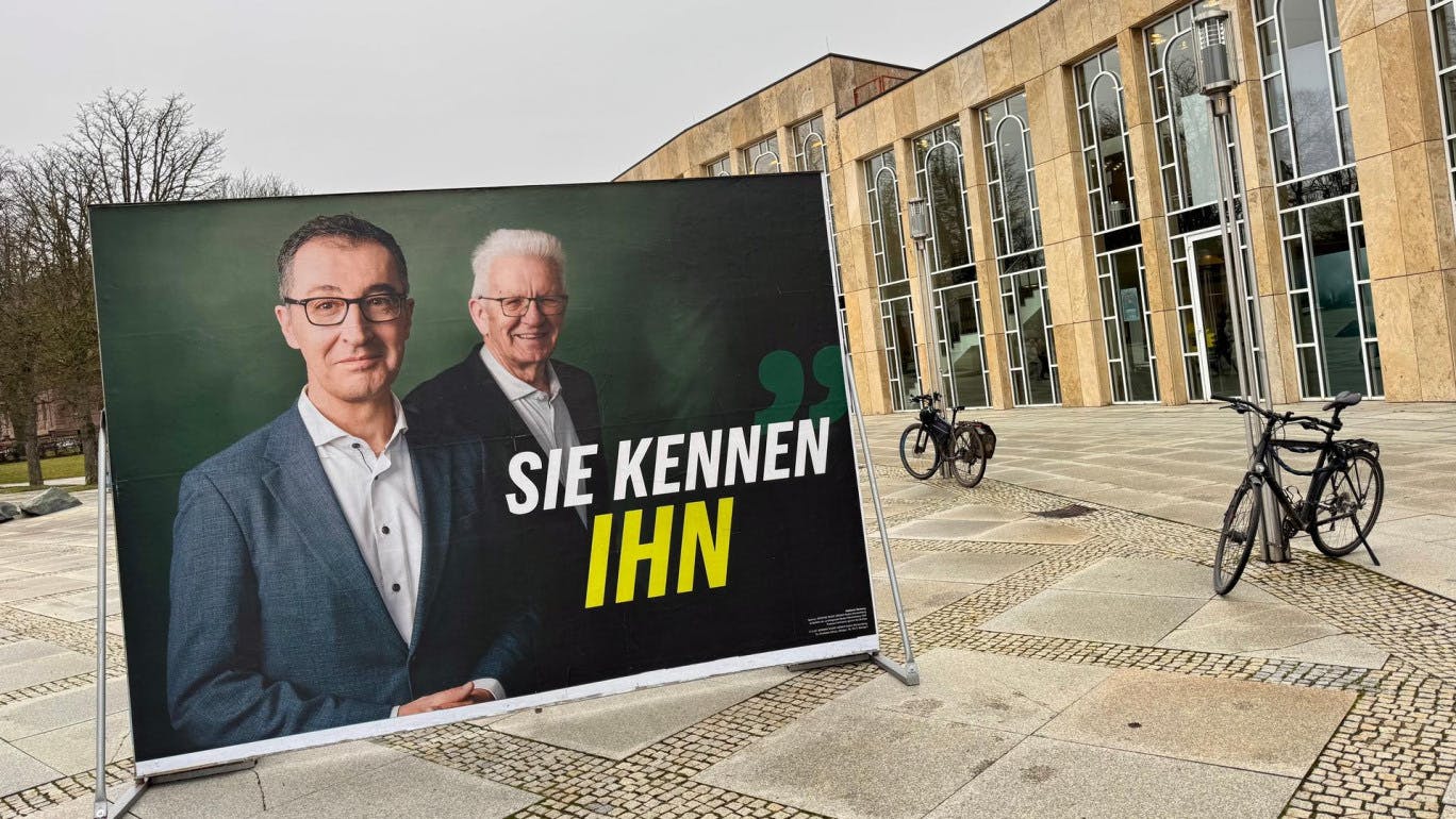 Wahlkampfplakat der Grünen BaWü, mit Özdemir und Kretschmann. Botschaft: Sie Kennen ihn. Parteilogo: Fehlanzeige.