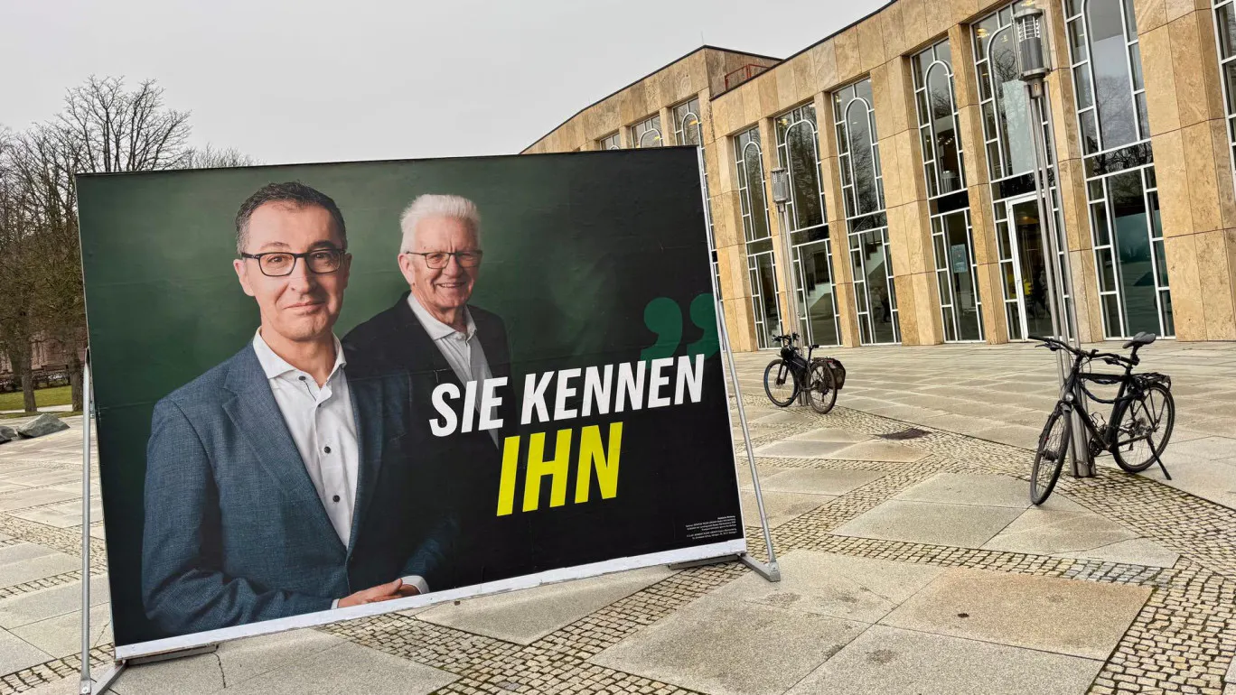 Wahlkampfplakat der Grünen BaWü, mit Özdemir und Kretschmann. Botschaft: Sie Kennen ihn. Parteilogo: Fehlanzeige.