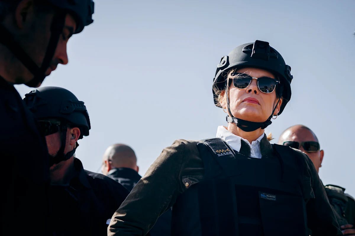 Julia Klöckner mit Kampfhelm, Sonnenbrille und Kevlarweste