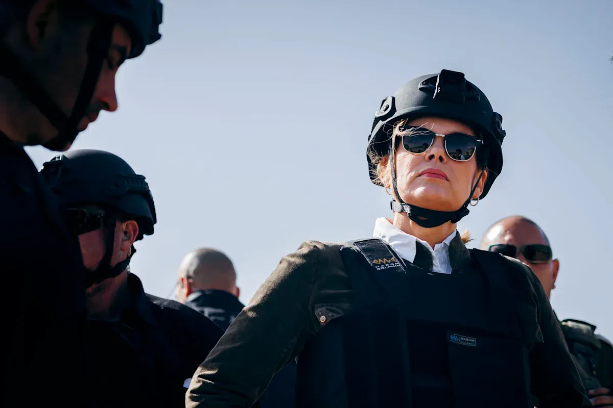 Julia Klöckner mit Kampfhelm, Sonnenbrille und Kevlarweste