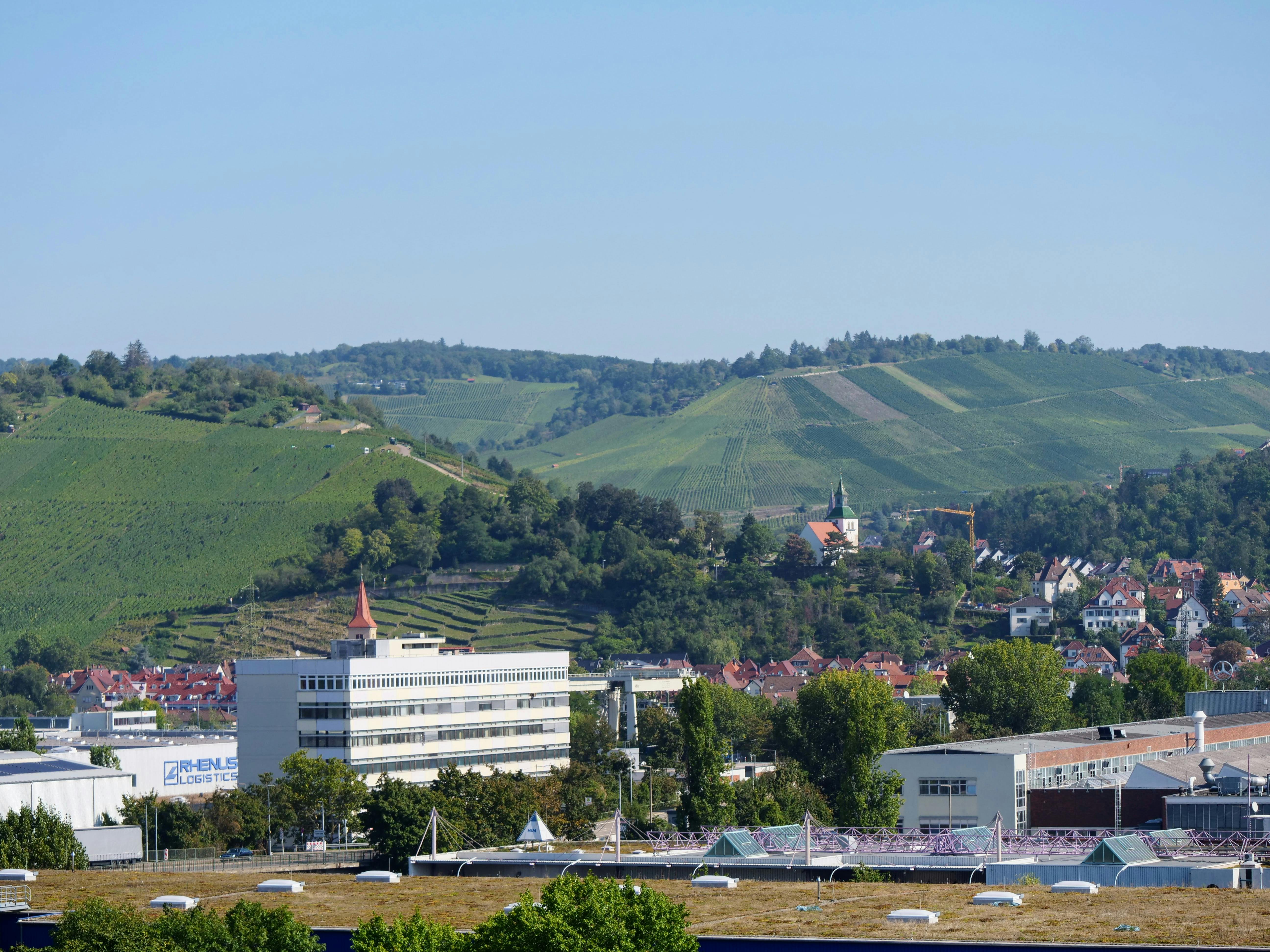 Wo heute noch das große Bürogebäude Am Mittelkai im Hafen in Hedelfingen steht, soll der "Green Hydrogen Hub Stuttgart" entstehen. Foto: Jürgen Brand
