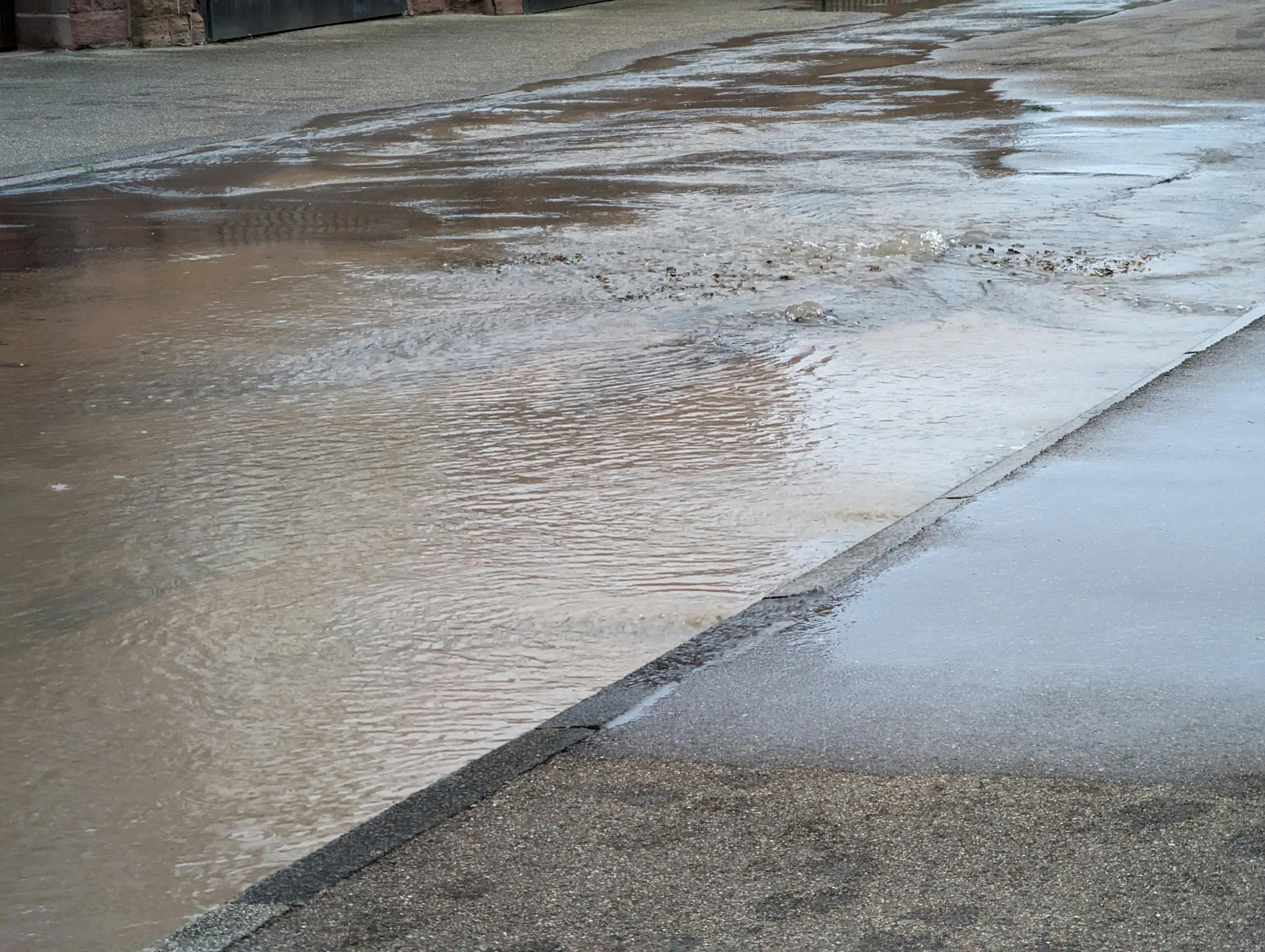 Wasserrohrbruch am Krauchenweg in Gaisburg. Foto: Jürgen Brand